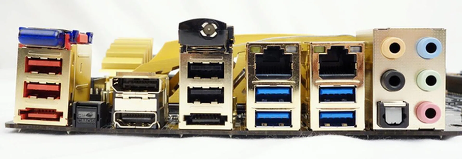 The rear I/O panel of the ECS board. Some of its unique features include a Bluetooth and Wi-Fi modules that comes with a bundled antenna and dual Gigabit LAN ports.