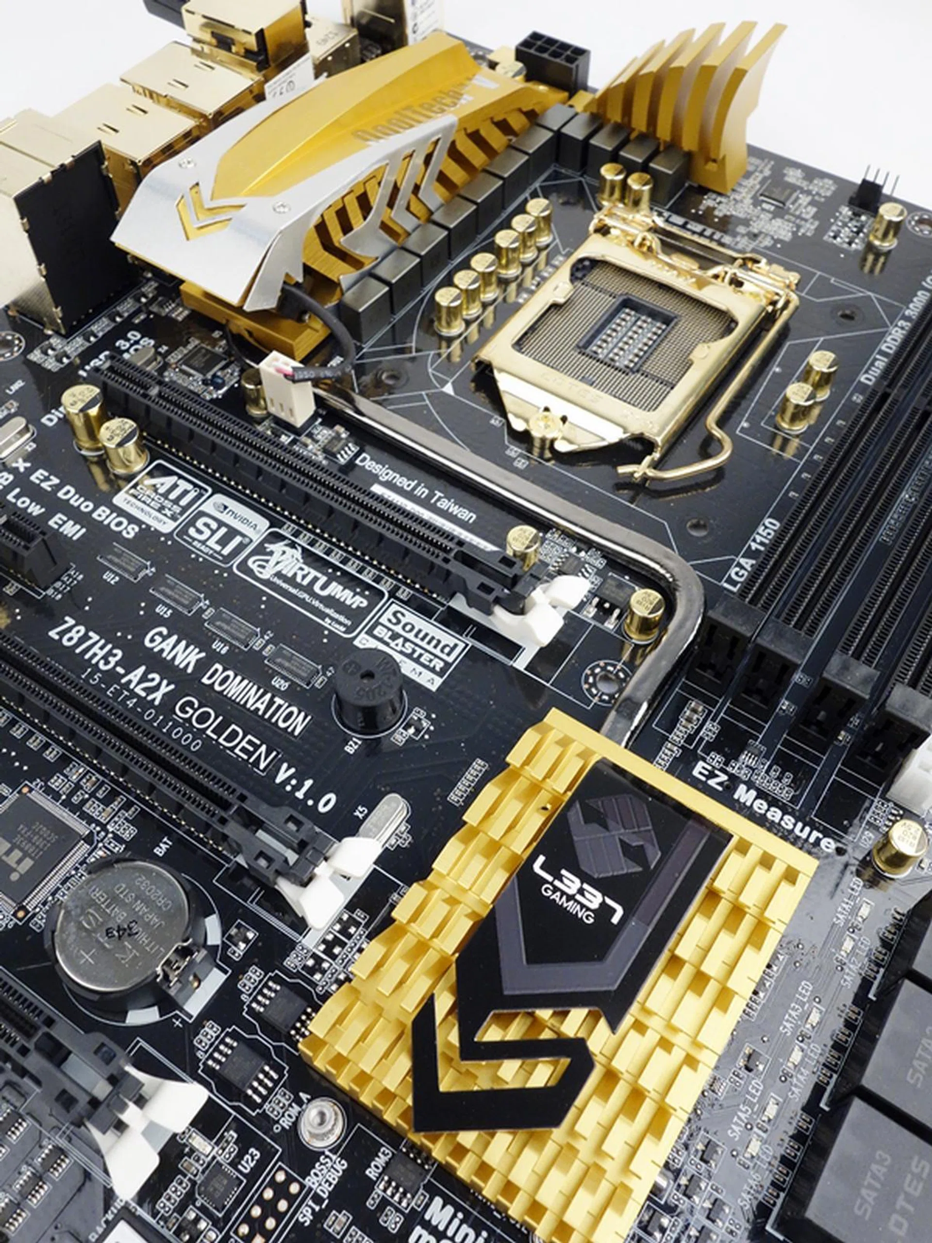 A U-shaped heatpipe connects the heatsink of the board's chipset to the actively-cooled VRM heatsink.