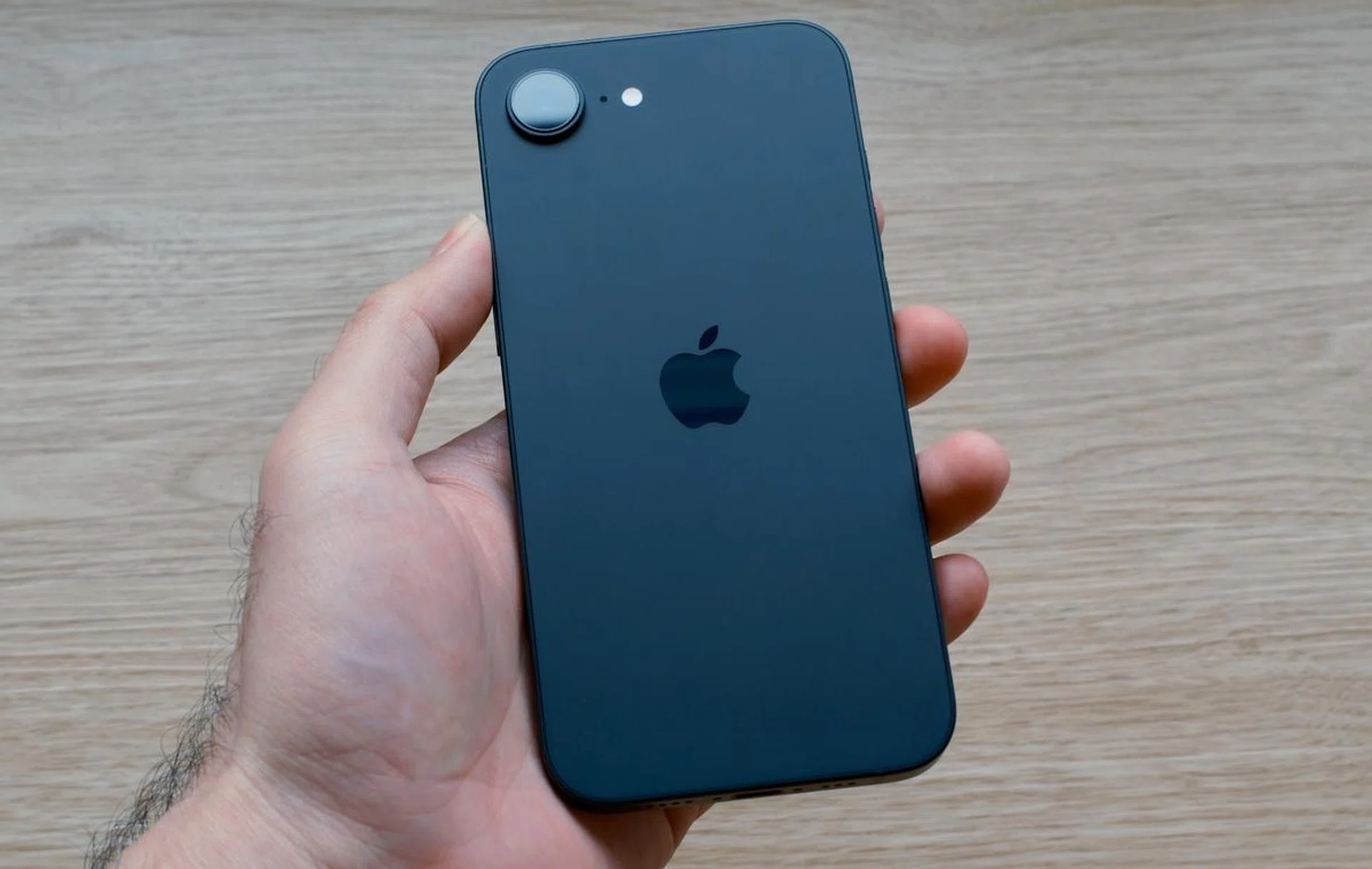 The glass back has a matte finish. Photo: HWZ