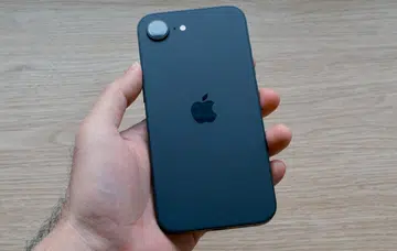 The Apple iPhone 16E is equipped with the C1 modem. Photo: HWZ