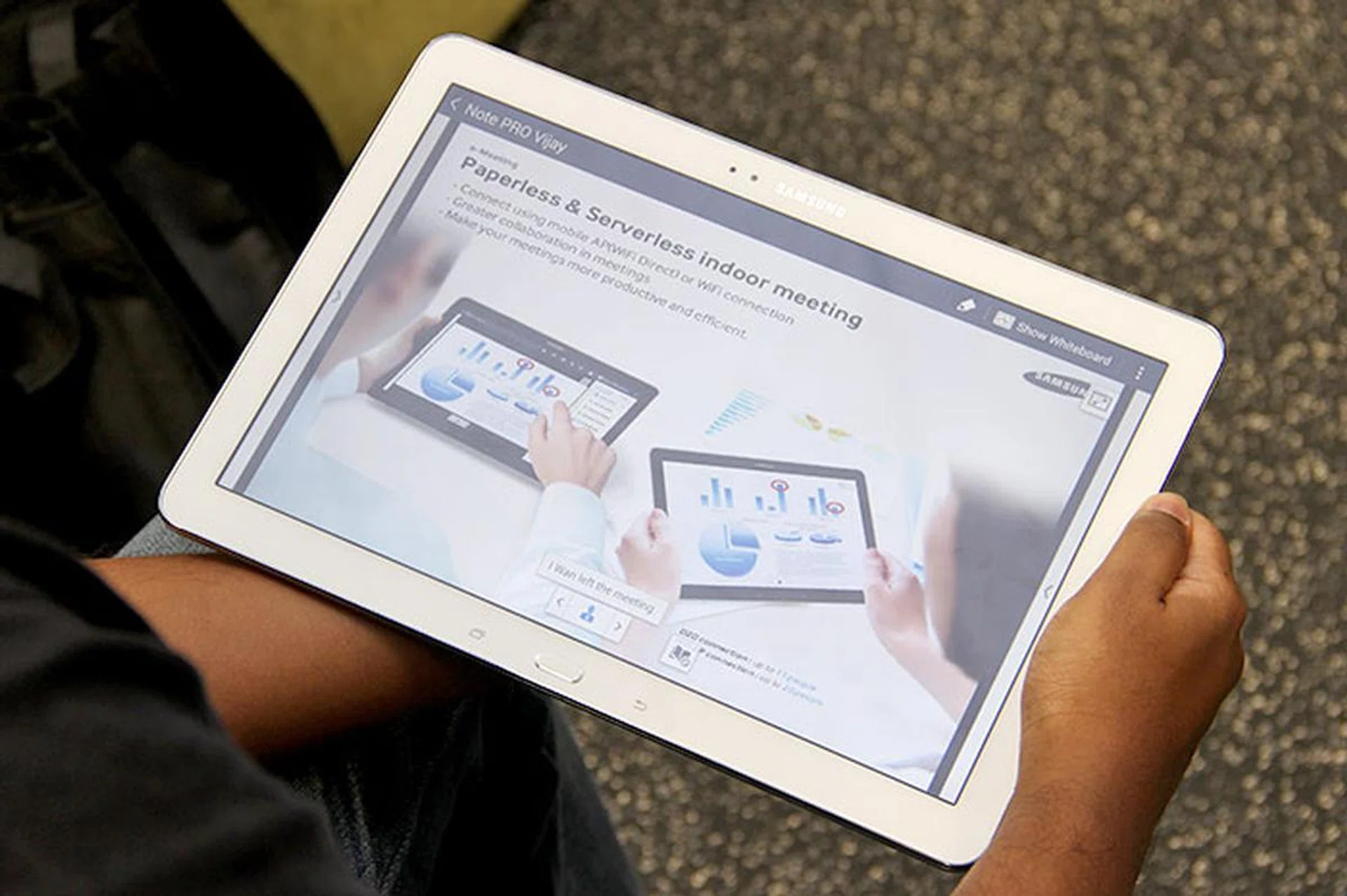 The presentation was served to the participants' tablets using the e-Meeting app. Over a wireless AP connection, e-Meeting can connect up to 20 people. If you can't use a suitable AP, the tablet can establish a direct Wi-Fi connection with up to 10 other people.