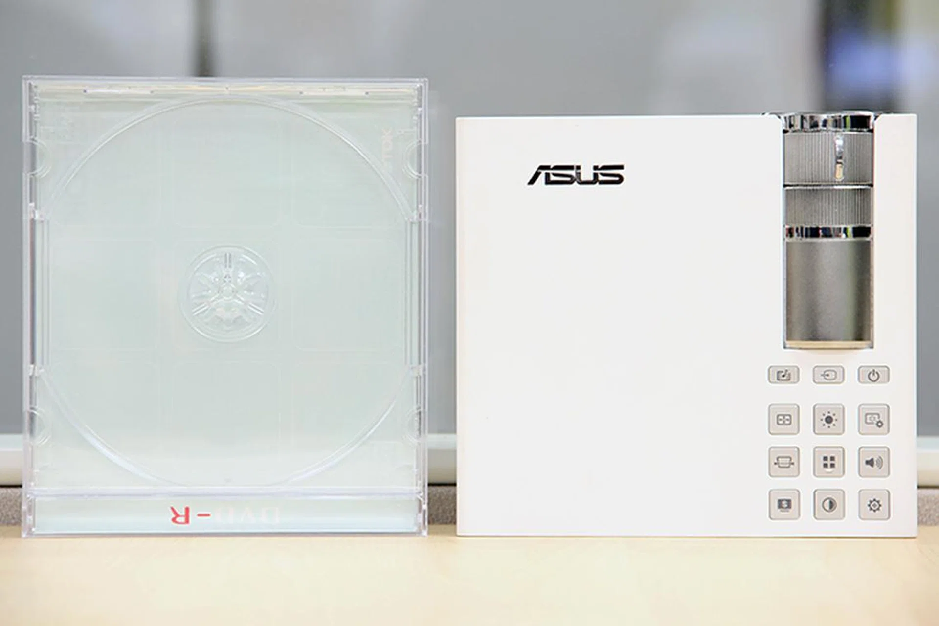Saying the P2B is 142.5mm long, 130mm wide, and 34.6mm tall doesn't convey much. Simply put, it has a footprint comparable to a CD or DVD jewel case.