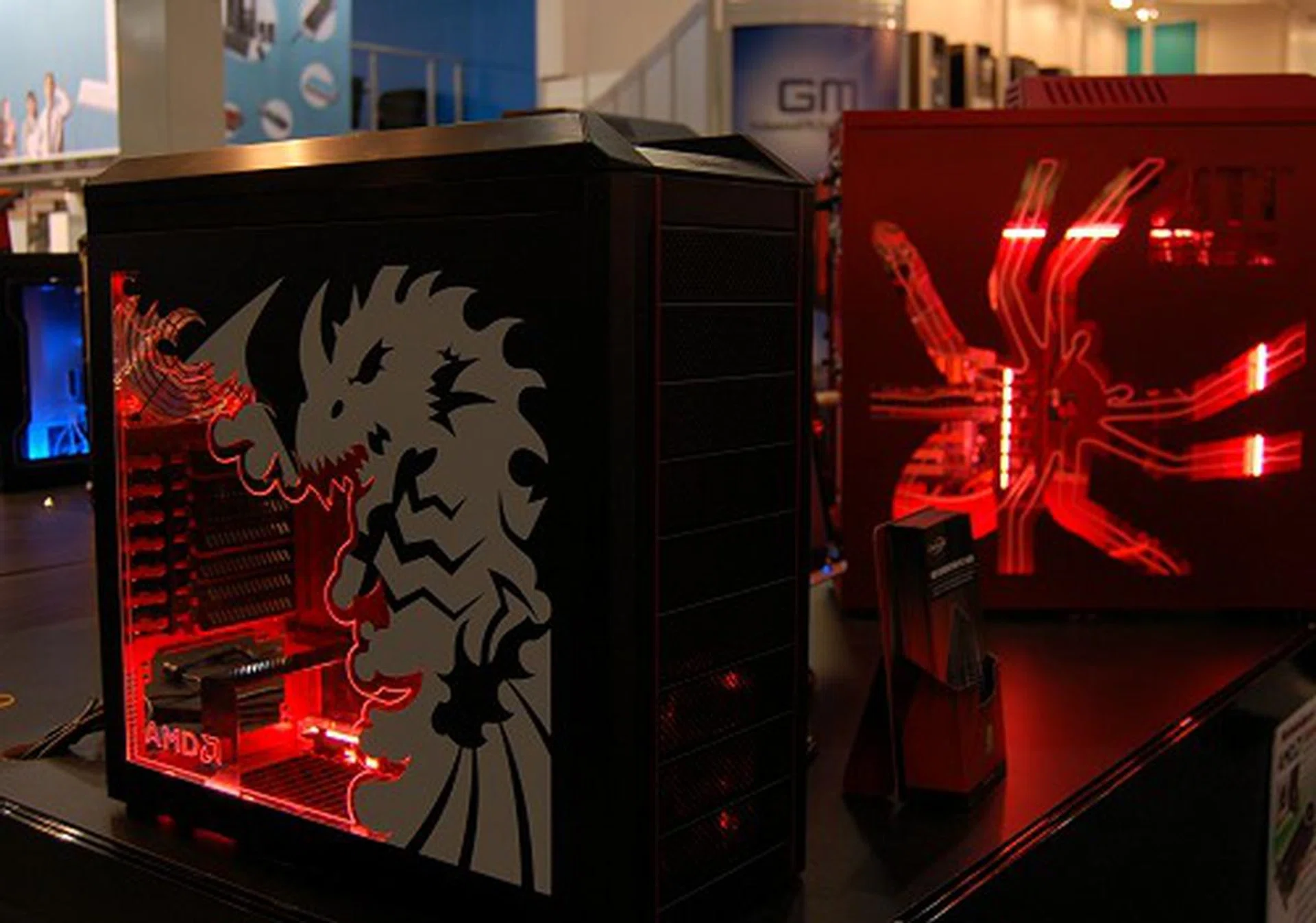  Last but not least, here's a shot of a nice new AMD case-mod using the PC-P50 focusing the AMD 'Dragon' platform (and you can also contrast that to the previous 'Spider' platform case-mod in the background).  