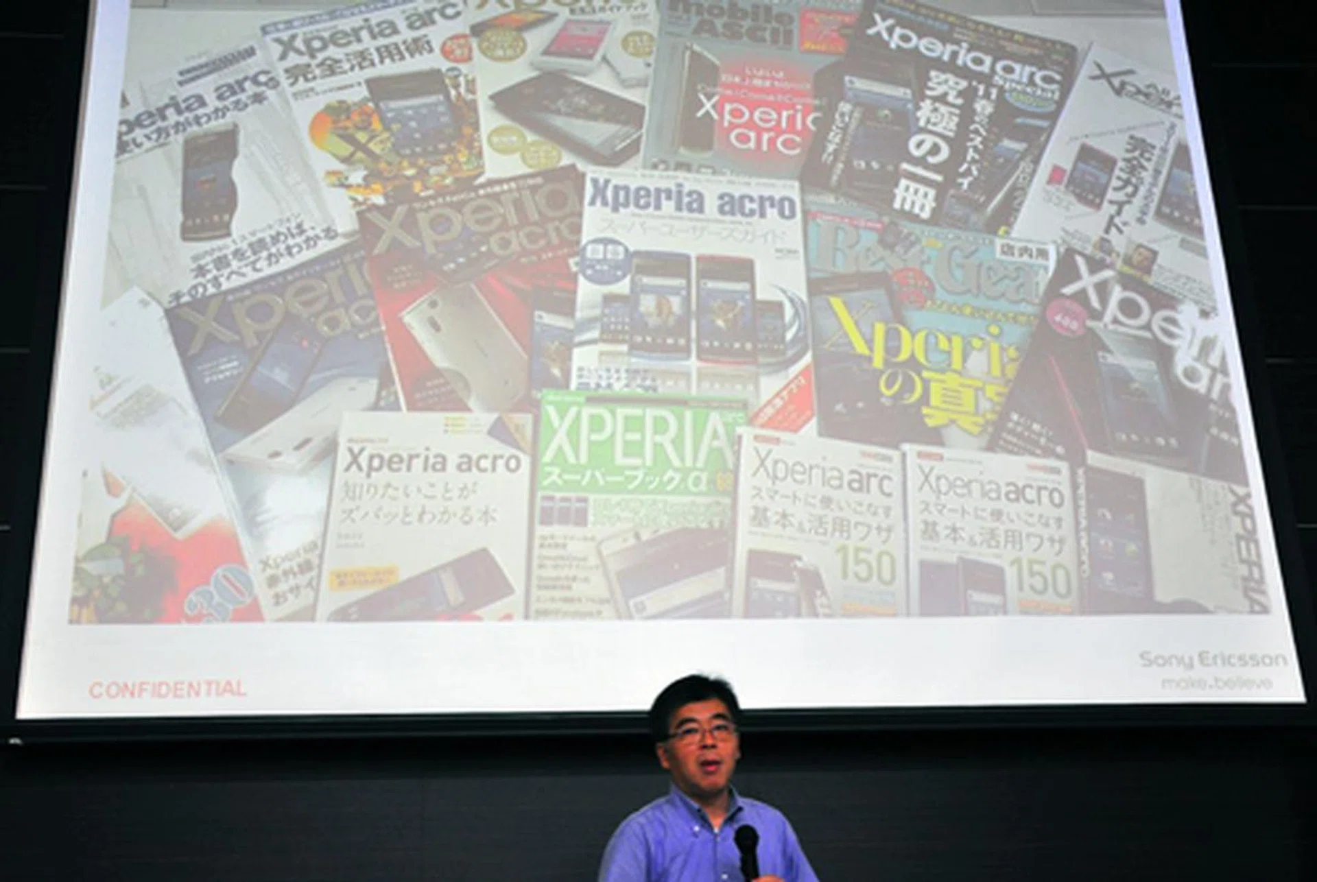 Sony Ericsson has also worked closely with publishers to publish Xperia arc guide books to increase public awareness of their smartphones. These books are sold in bookshops, and include tips and interviews with relevant personnel involved with the developement of the arc.
