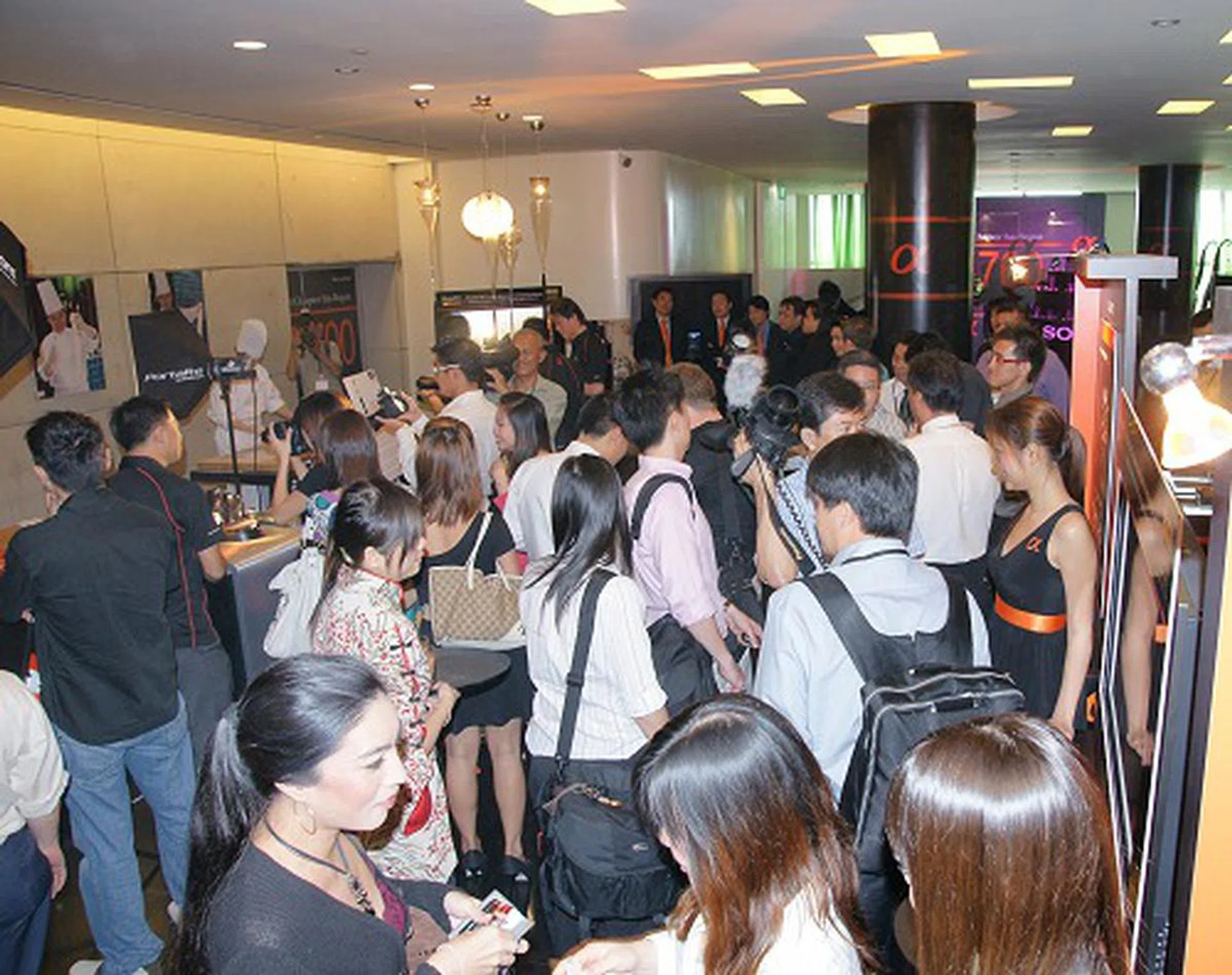  Crowds huddled around the trial stations for the A700 where top chefs from fusion-cuisine restaurant, My Humble House (where the launch was held), were showcasing their culinary skills for photo trials and photo opportunities.  