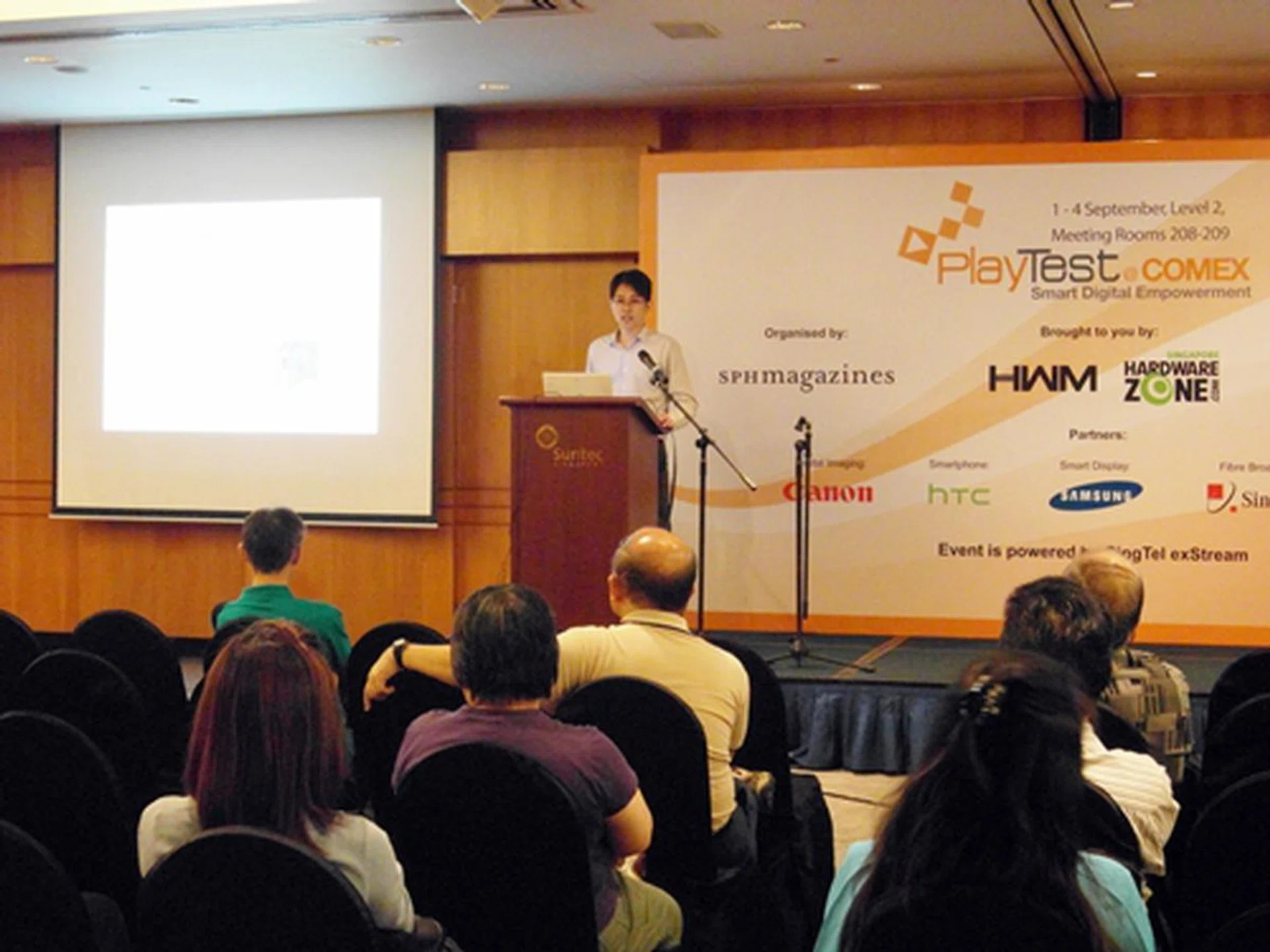 Here's a quick peek at the first session of the day where we had our speaker from SingTel as well as one of our Editors to talk about entertainment via fiber broadband, why you need it and how to get ready for it. You can catch other such informational sessions - all day, every day - all here at PlayTest@Comex.