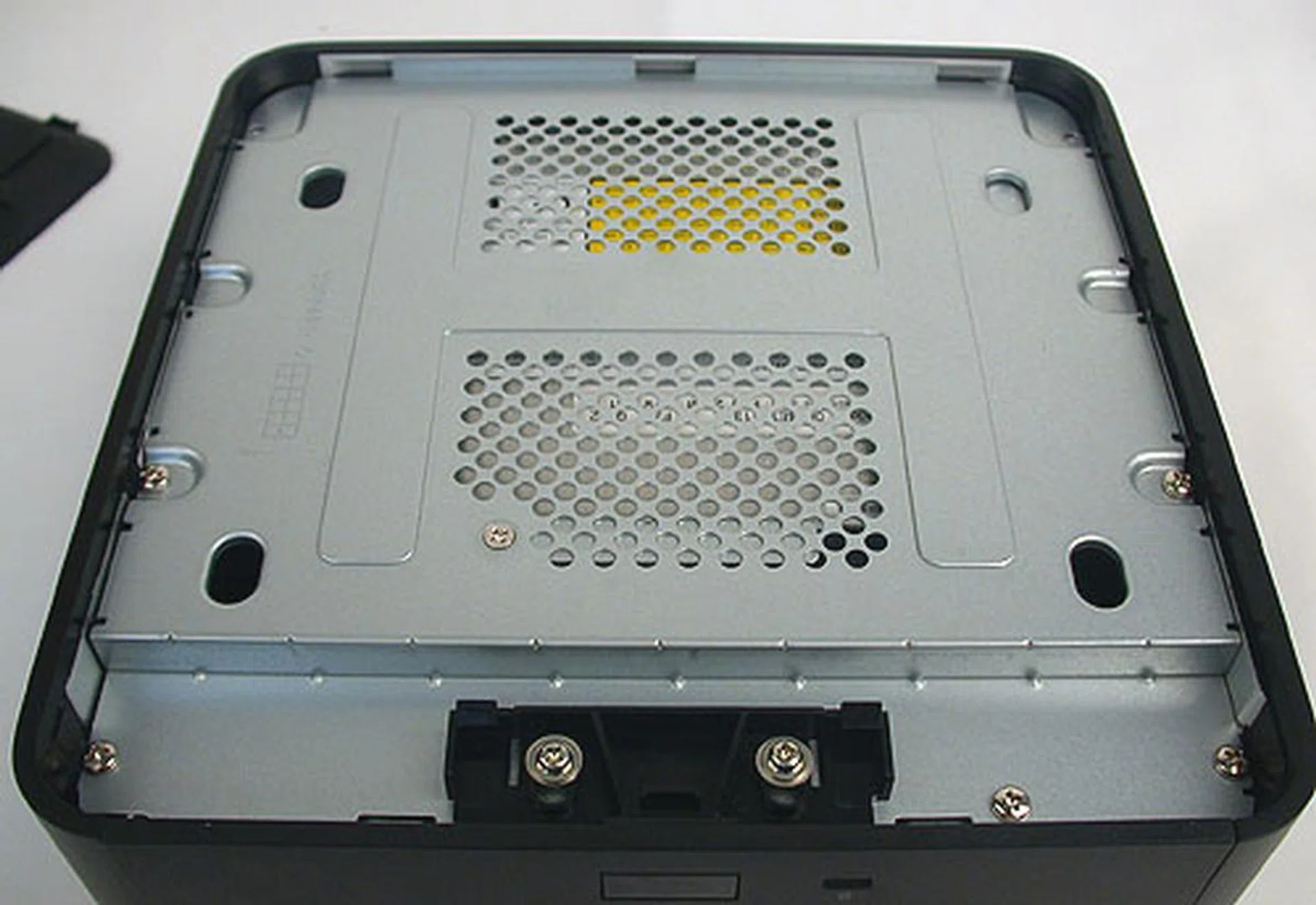 The average consumer will probably stop here. We counted nine screws that need to be removed before we can reach the HDD and Blu-ray drive. 