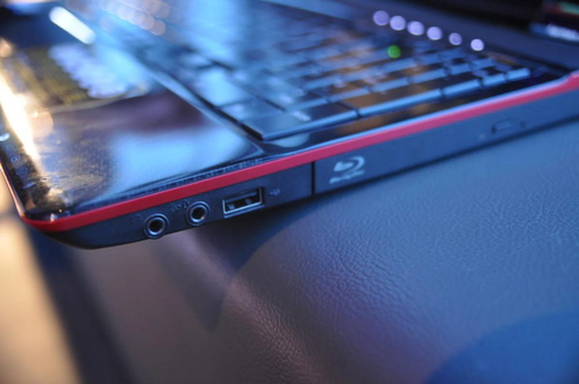 It comes with the usual connectivity options, as well as a Blu-ray drive -- a must on the more premium notebooks these days. 