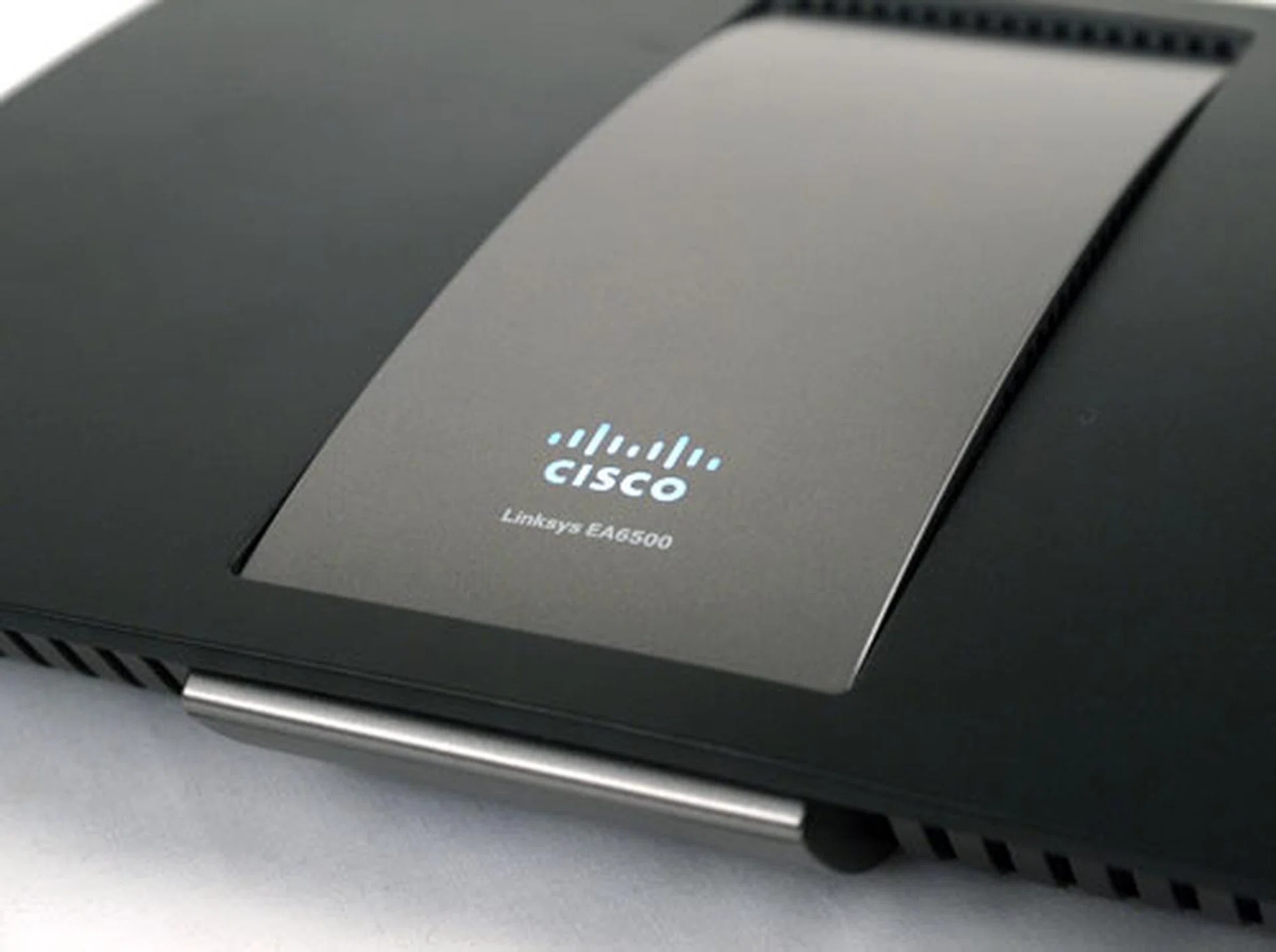 The CISCO logo stops blinking once the router is properly initialized. This takes about 20 seconds or so. It's also the only LED indicator on the router's top panel.
