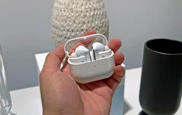 Samsung suspended shipments of the Galaxy Buds3 Pro to retail partners. Photo: HWZ