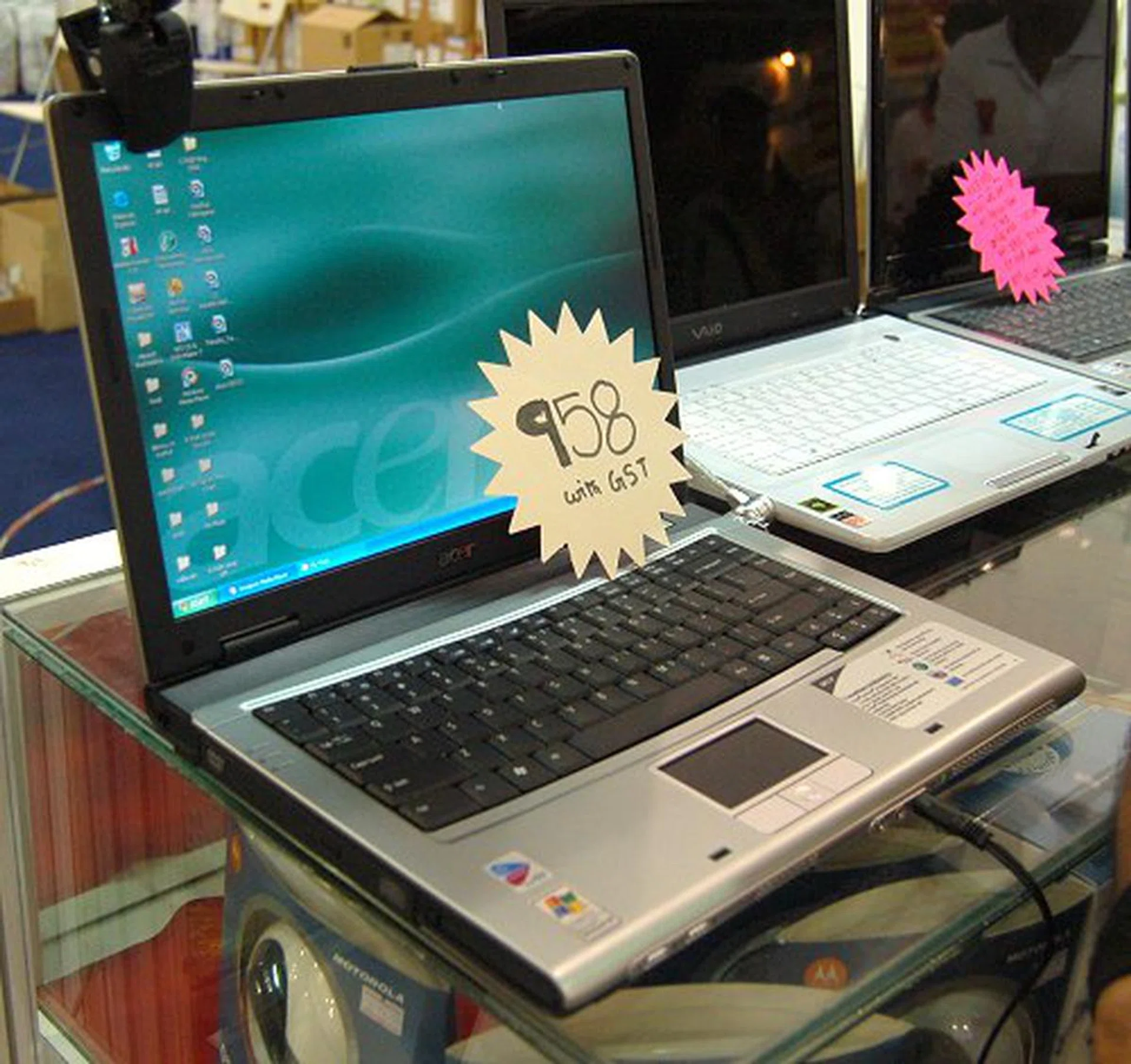 Now here's a notebook for the extreme of budget shoppers. At an unbelievable price of $958, you'll be getting a full notebook that's capable of wireless Internet browsing, daily office work and elementary multimedia entertainment.