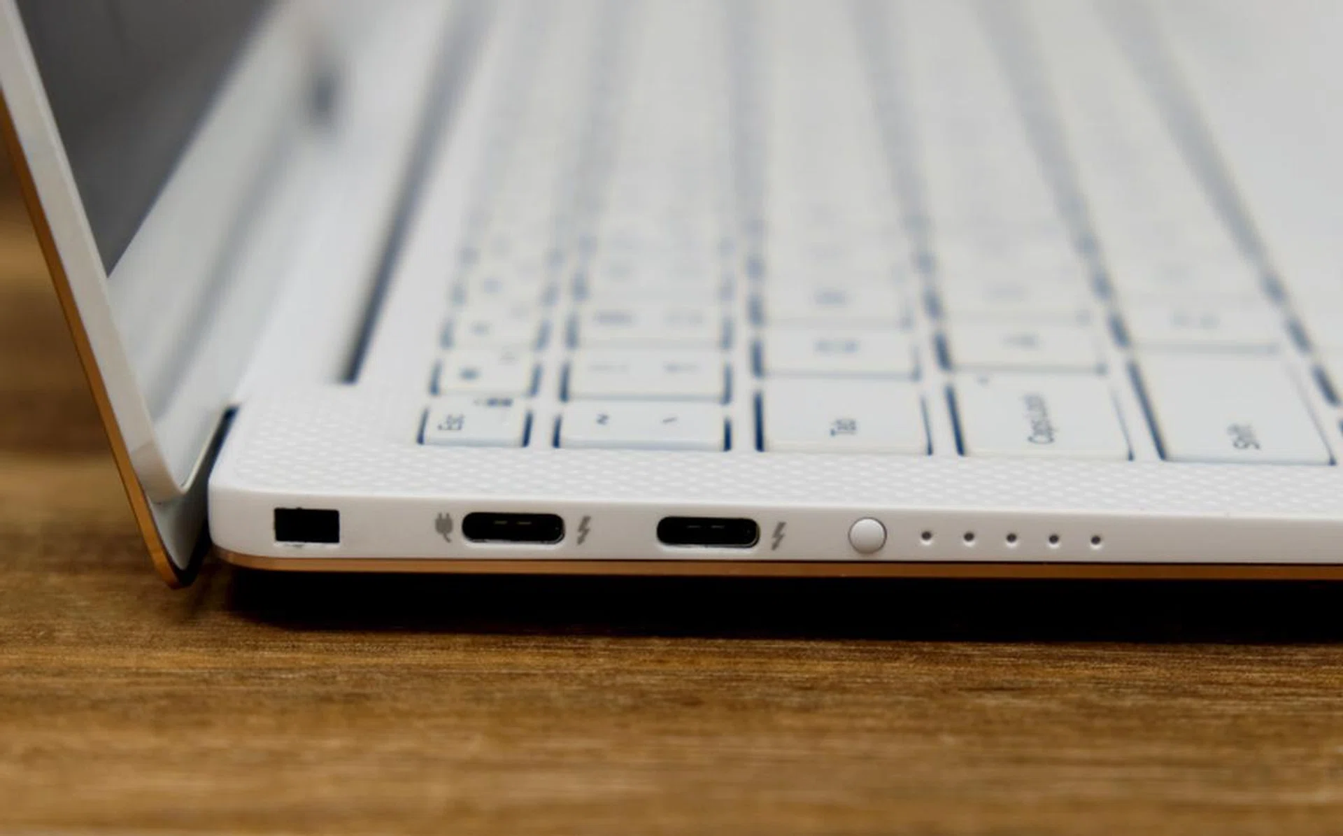 On the left side of the XPS 13 are two Thunderbolt 3 ports, a Noble lock slot, and a battery life indicator. On the opposite are the USB-C 3.1 port and a microSD card reader.