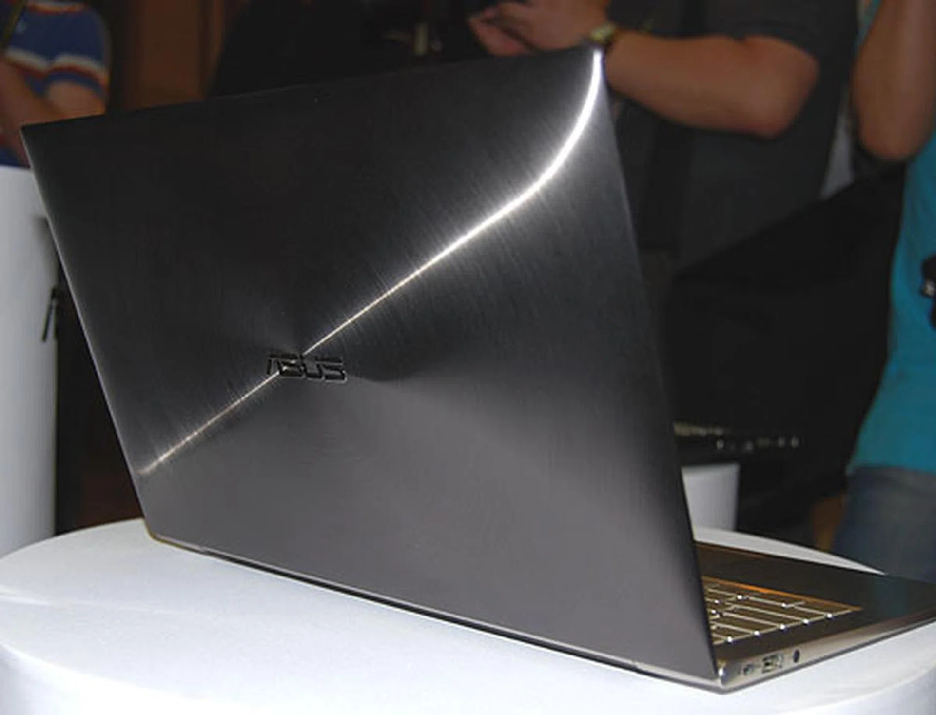ASUS touts the unique 'spun' finish on the polished surface of the UX. We have to admit that it's pretty attractive, especially the whorls on the lids.