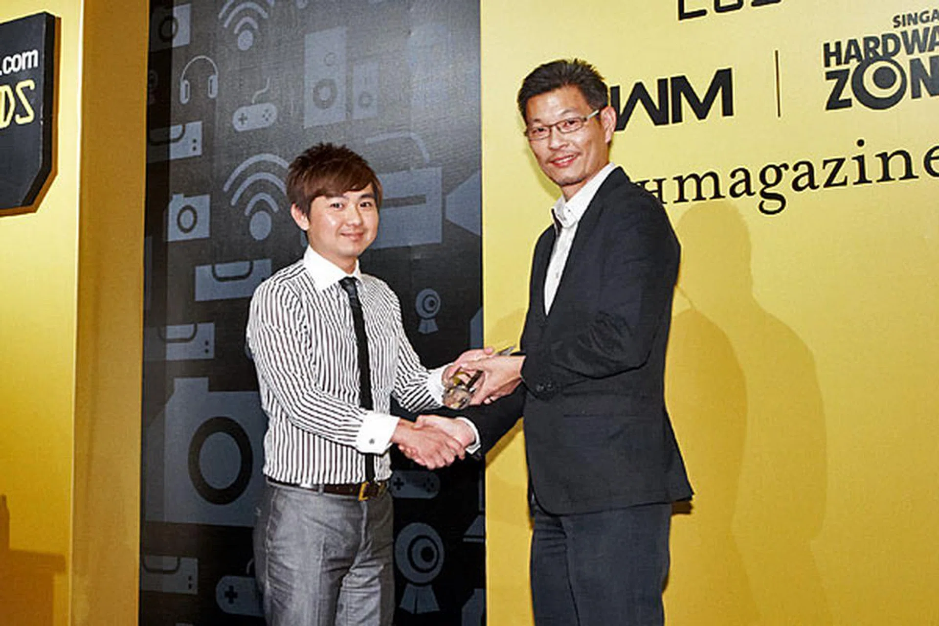 NEC won two awards: Editor's Choice for Best DLP Portable Business Projector, and Reader's Choice for Best Business Projector Brand. Receiving the awards from Mr. Dennis Pua, Managing Director, SPH Magazines, was Mr. Jamez Liu from NEC Asia Pacific.