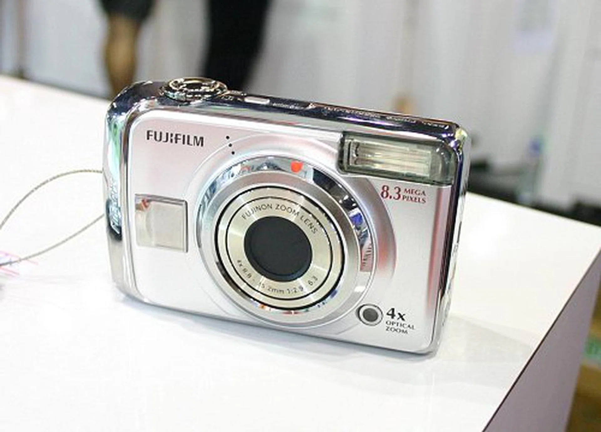  Besides the latest and greatest, Fujifilm is also letting go some of their older generation cameras with some great prices. The FinePix A820 is a Star Buy product going for an amazing S$199. This is an 8.3 Megapixel Super CCD camera with 4x optical zoom and picture stabilizer technology. Free gifts include a 1GB SD card, card reader, mini tripod, lens cleaning kit and battery charger kit.  