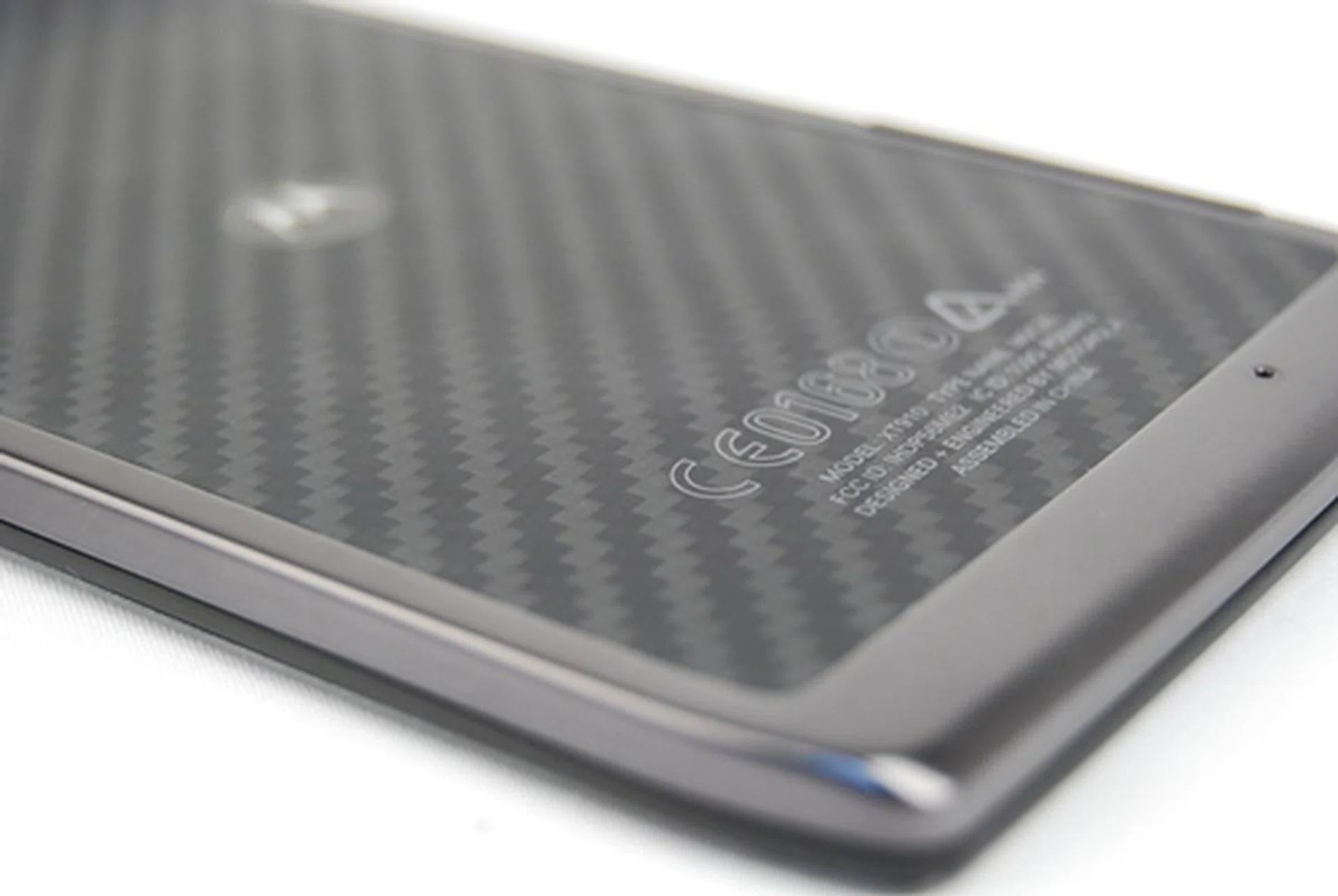 The Kevlar fibred back feels smooth and scratchproof (and best yet, does not attract fingerprints).  