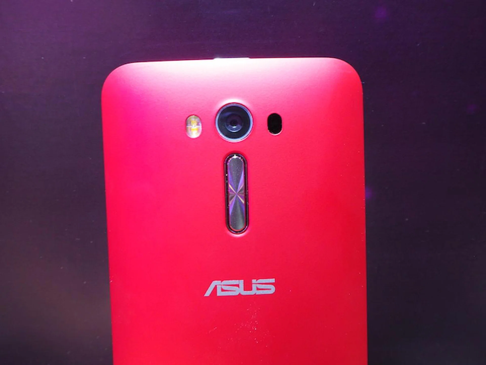 13-megapixel rear camera with laser autofocus that commands a speed of 0.2s