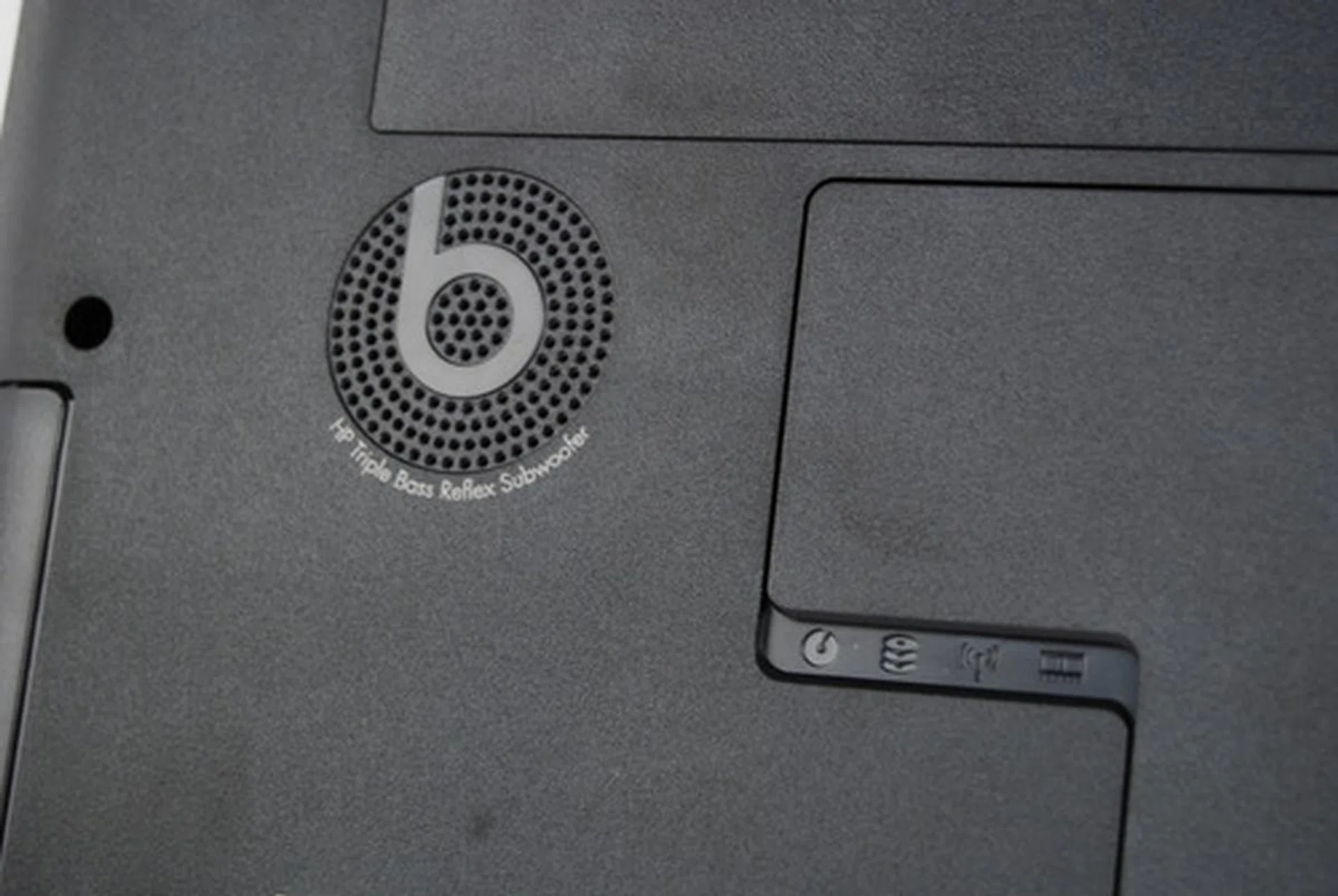 Accompanying the four main speakers at the base of the display is a subwoofer at the bottom of the machine.