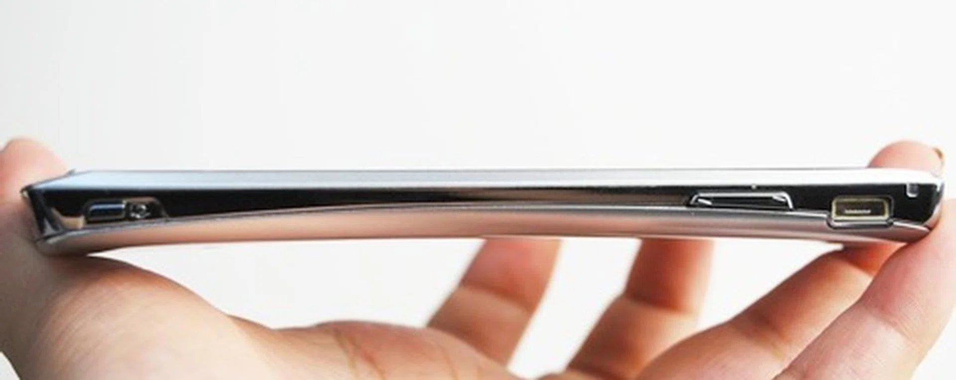 If you look carefully at the back of the phone, you will notice that the arc stands out from most smartphones because of its thin and uniquely curved profile. From left to right: camera button, volume controls and micro-USB port. The volume button is rather short but presents good feedback. The camera button, like the power button, is really small and is placed too far right for quick snapping.