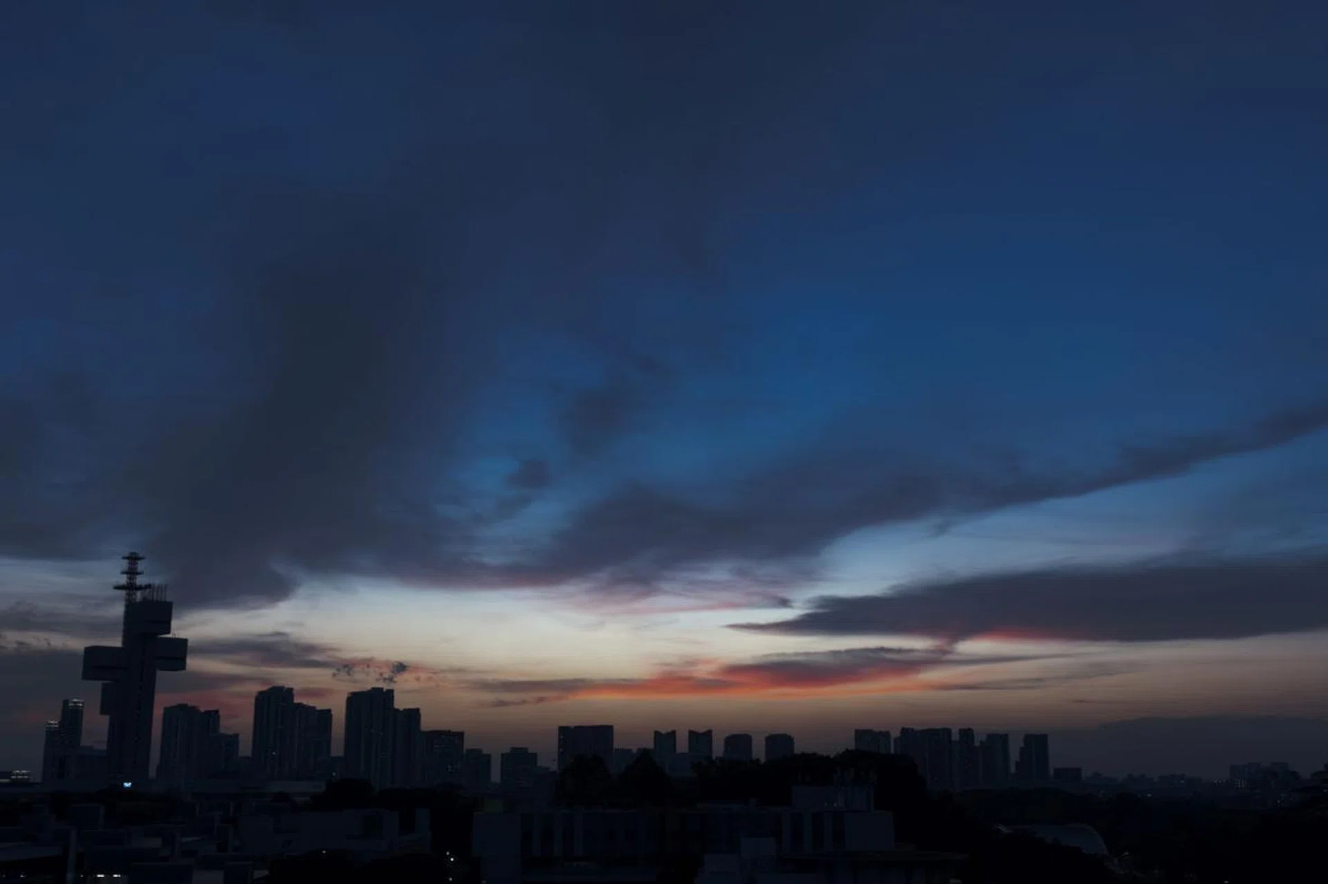 24mm at f/4.0, 1/80s, ISO 640 (Converted to JPG from RAW)