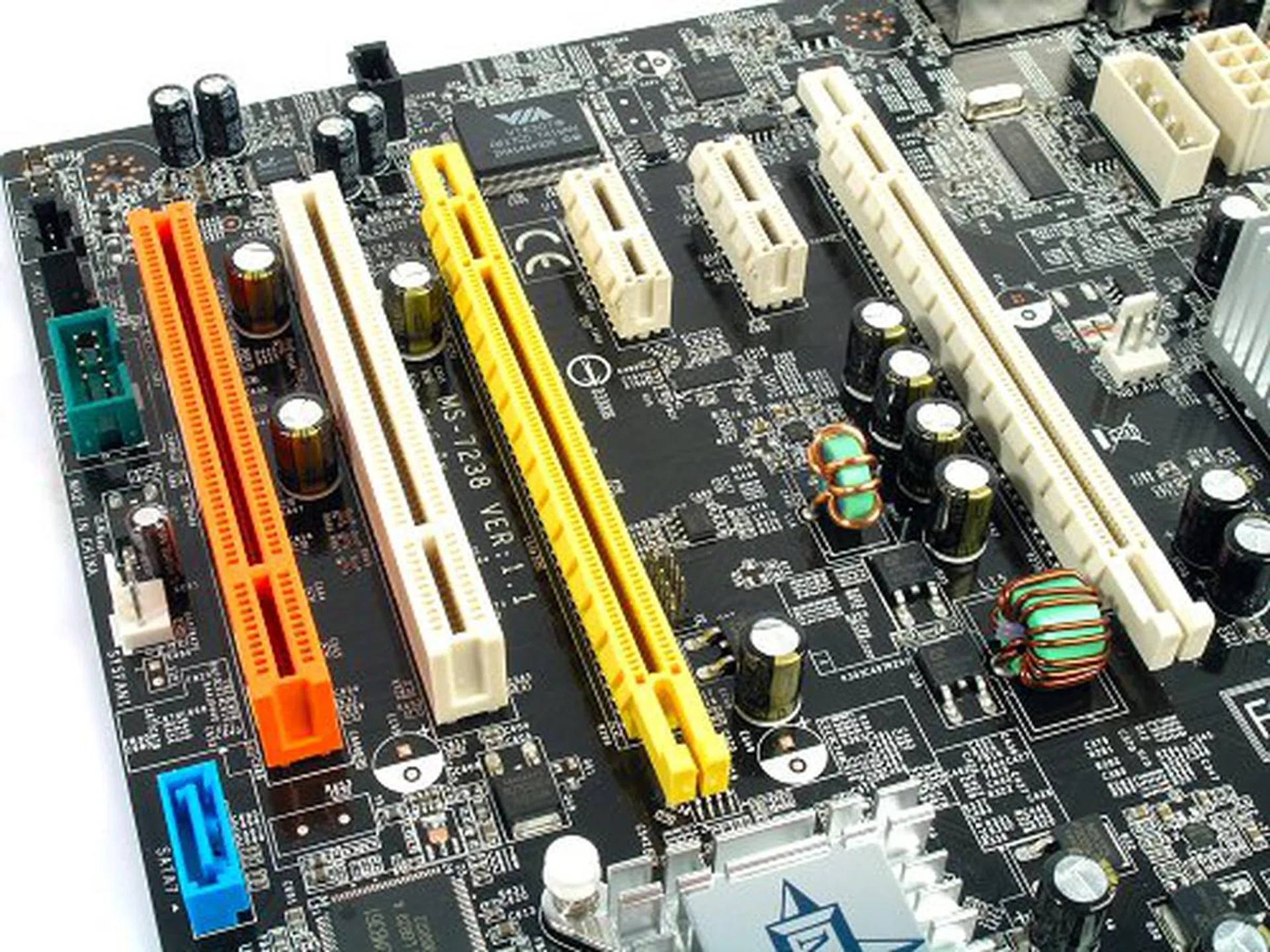 P965 motherboard with CrossFire support through a PCIe x16/x4 interface.