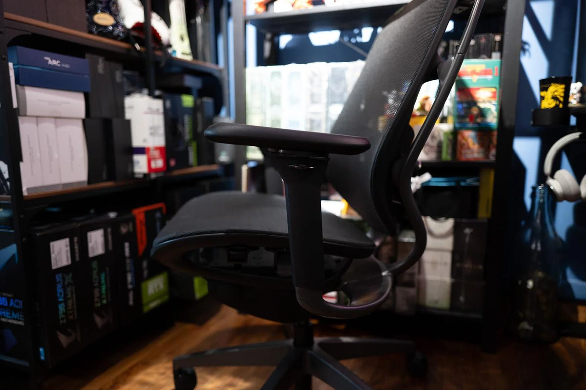 It's a very classy and apart from teeny weeny logo on the backrest, it's almost impossible to tell the Fujin Pro is a Razer product.