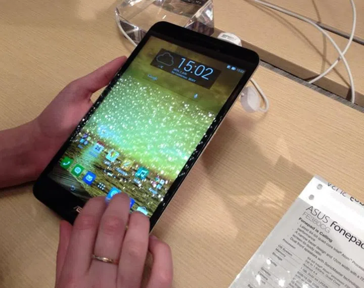 The more affordable ASUS Fonepad 8 comes in black, white, red and gold color options.