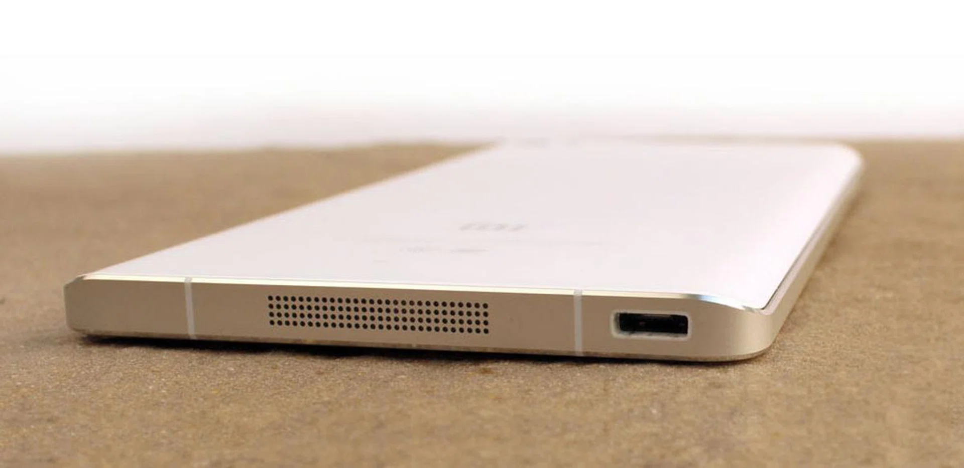 The rear curve reminds us a bit of the front of the Samsung Galaxy Note Edge.