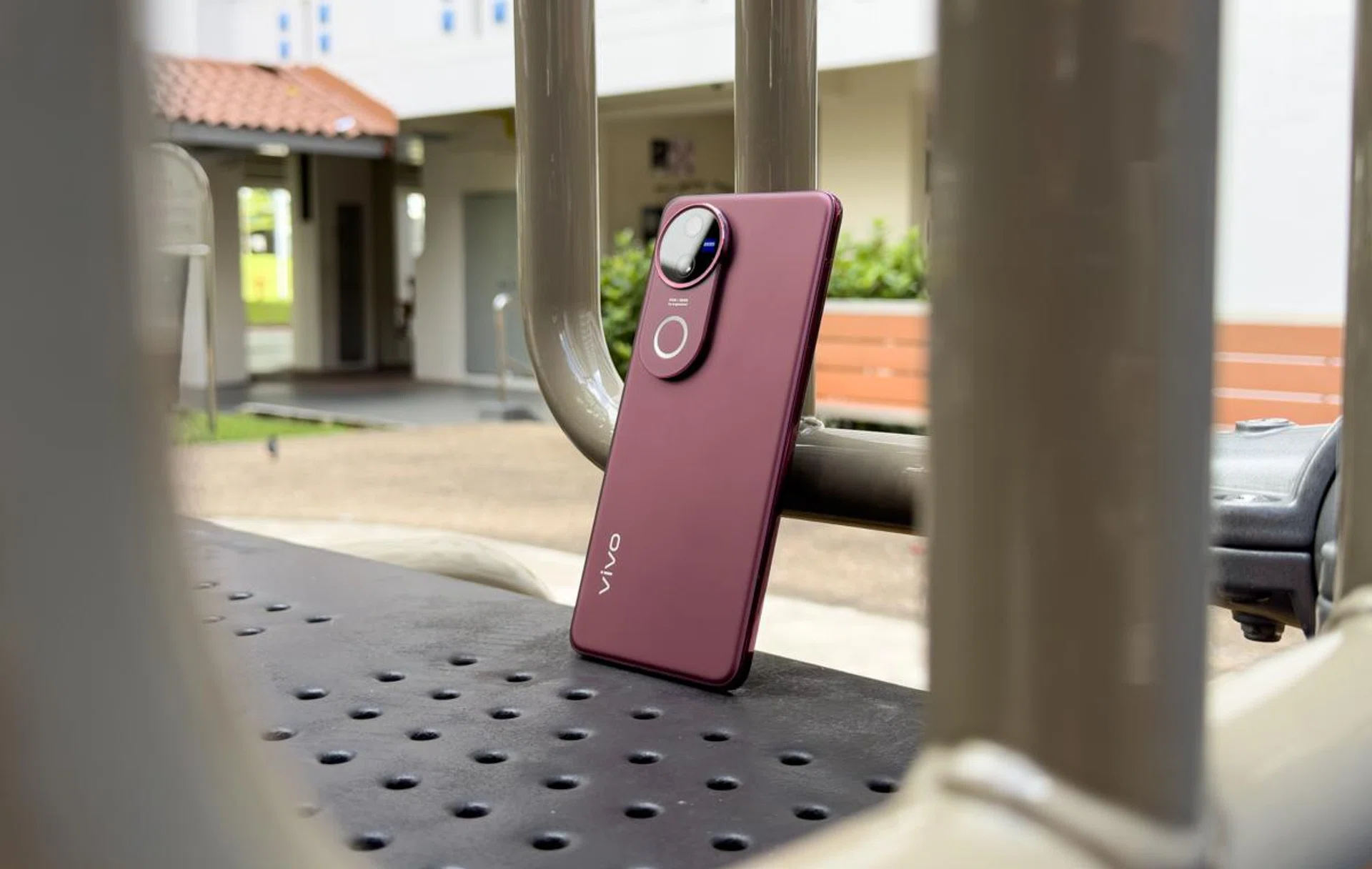 Vivo V50 in Ancora Red. Photo: HWZ.