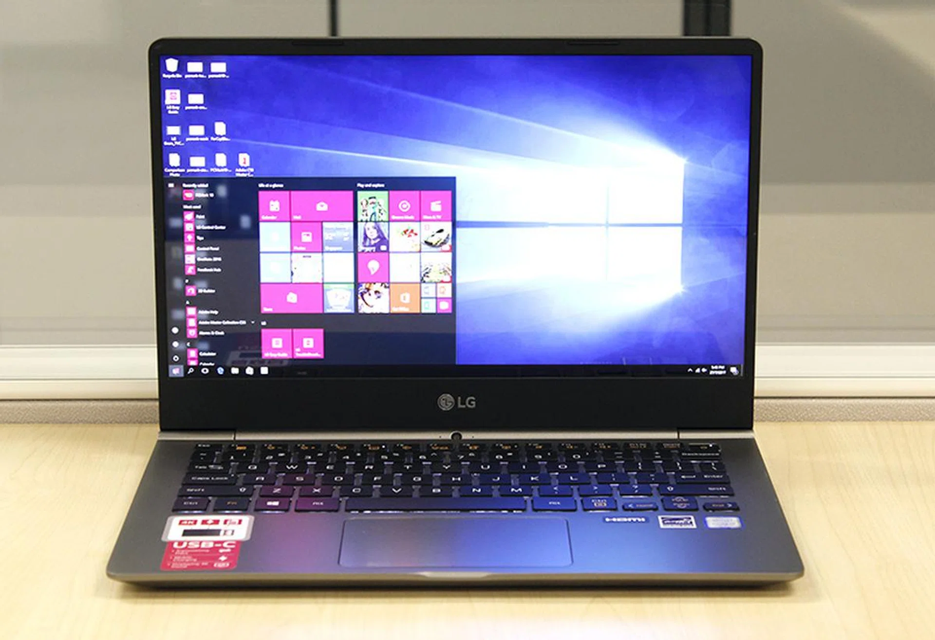 The LG gram 13 is the smallest notebook in the gram lineup. It weighs only 870g!