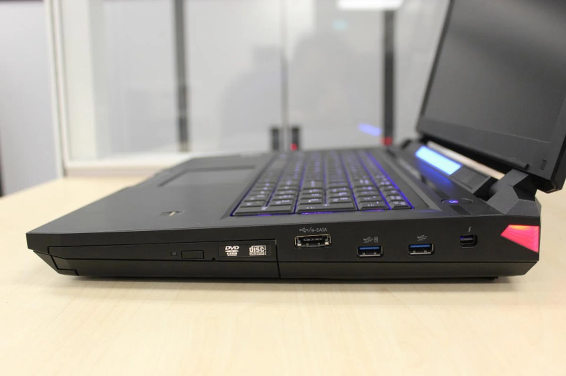 The right side plays host to the optical drive, the Thunderbolt port, as well as USB 3.0 ports and the hybrid eSATA/ USB 2.0 port.