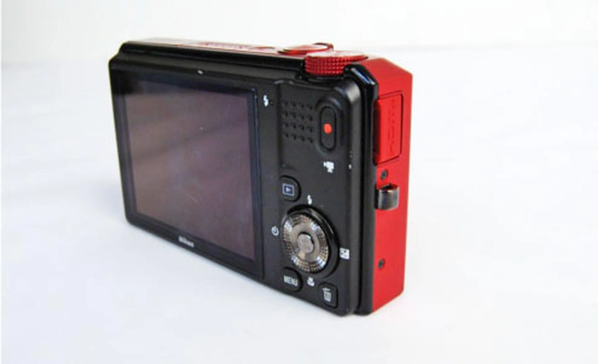 The well-placed video recording button did make us video-makers on more than one occasion.