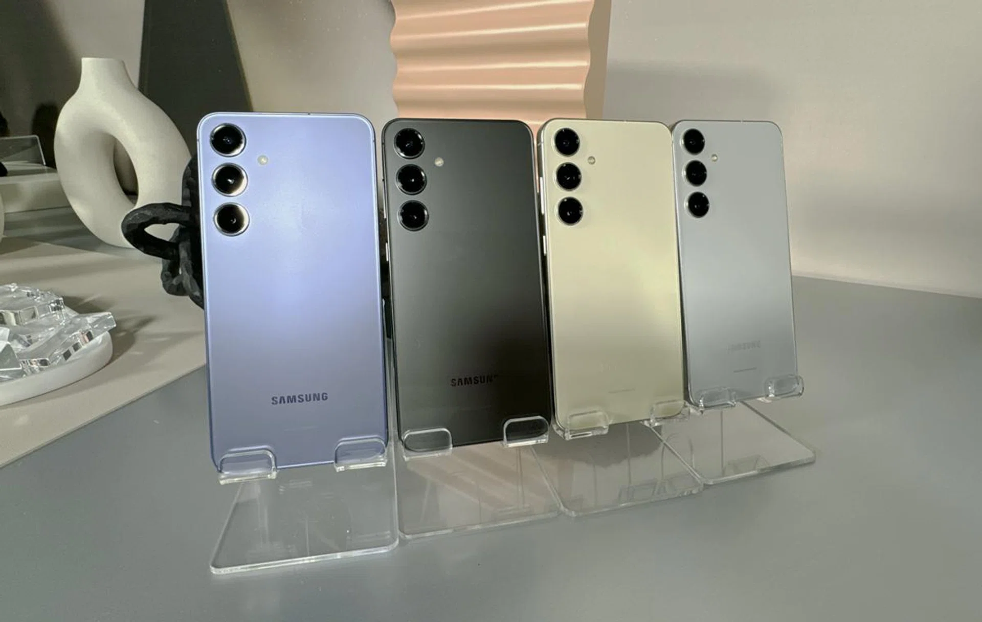 Samsung Galaxy S24+ in 4 colourways.