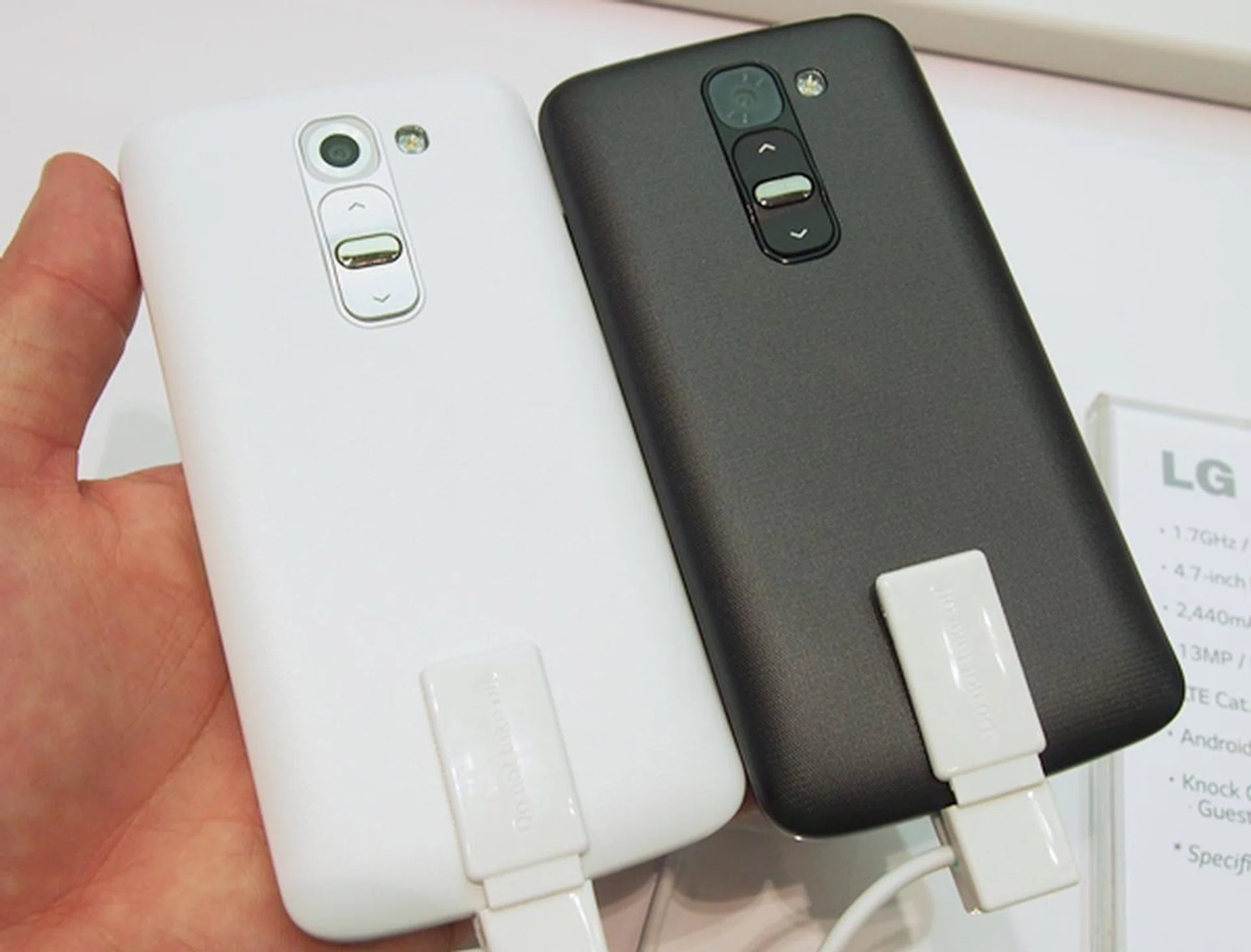 Since the G2 Mini is easier to handle, we think the rear-button setup is not necessary.