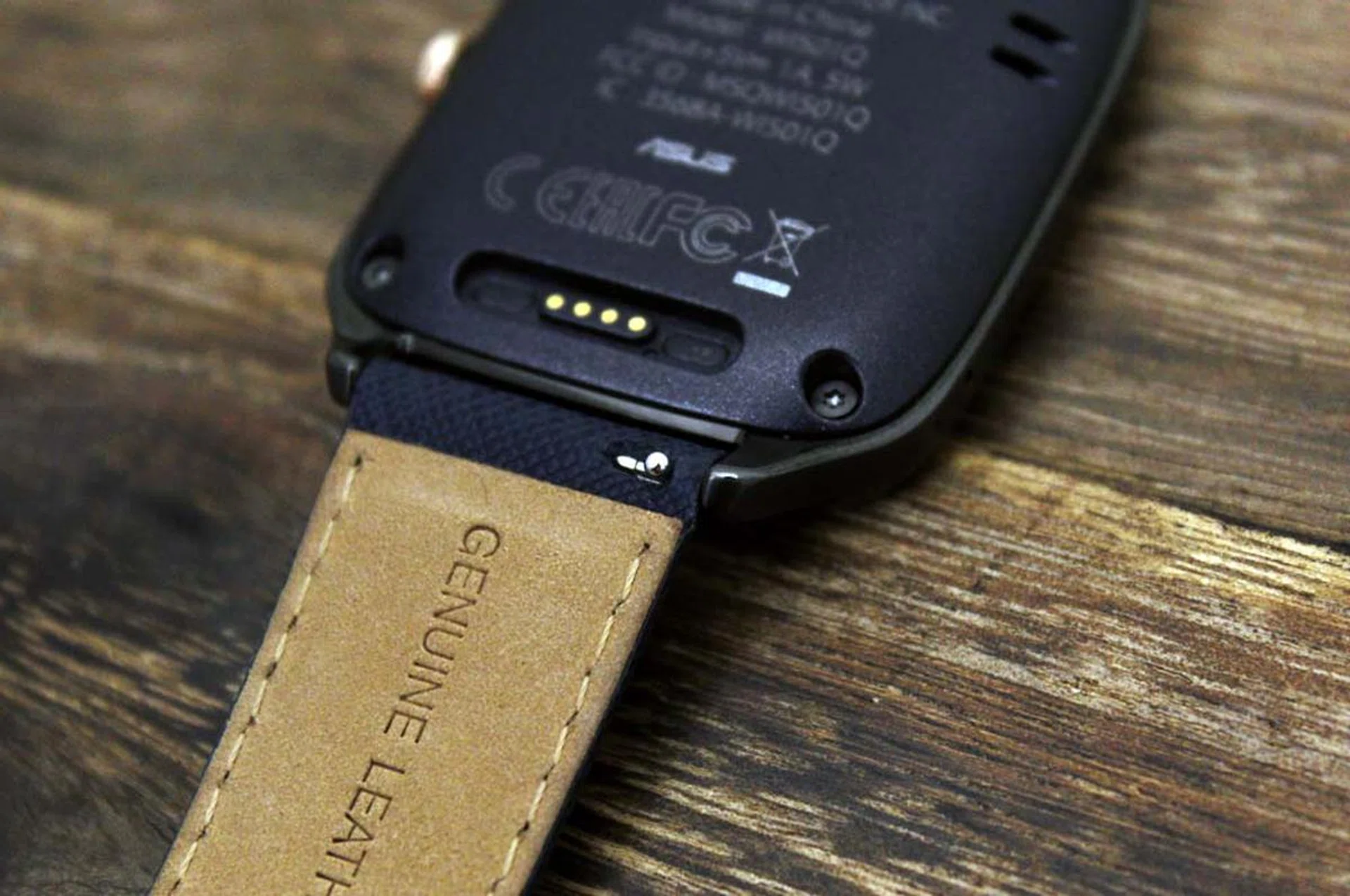 The straps on the ZenWatch 2 are easily replaceable thanks to the quick-release lever. You can also see the 4-pin magnetic charging point in this picture.