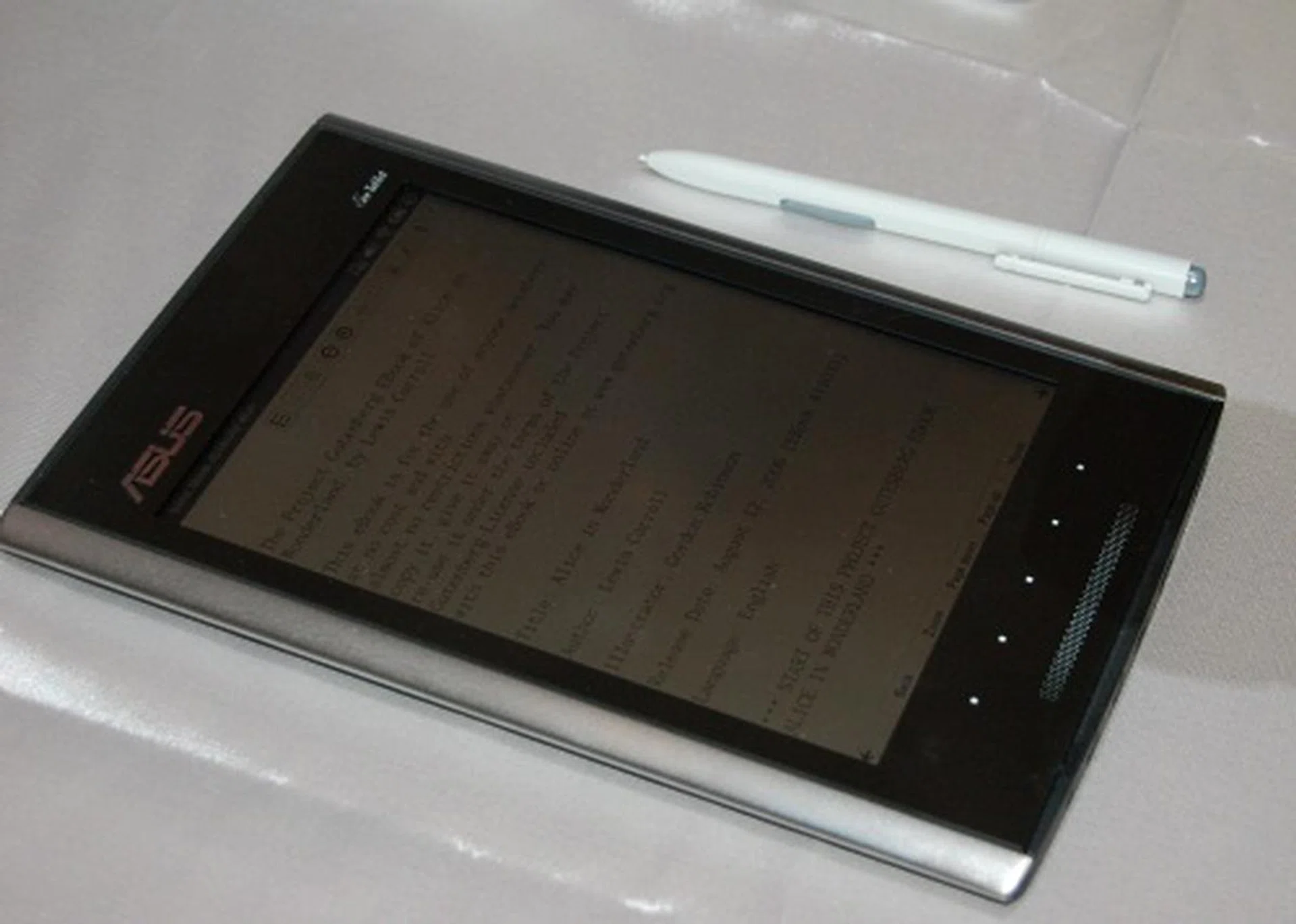 The Eee Tablet is a more unique beast and looks to fit the definition of a note'pad' better than the other 'Pads' we have seen. 