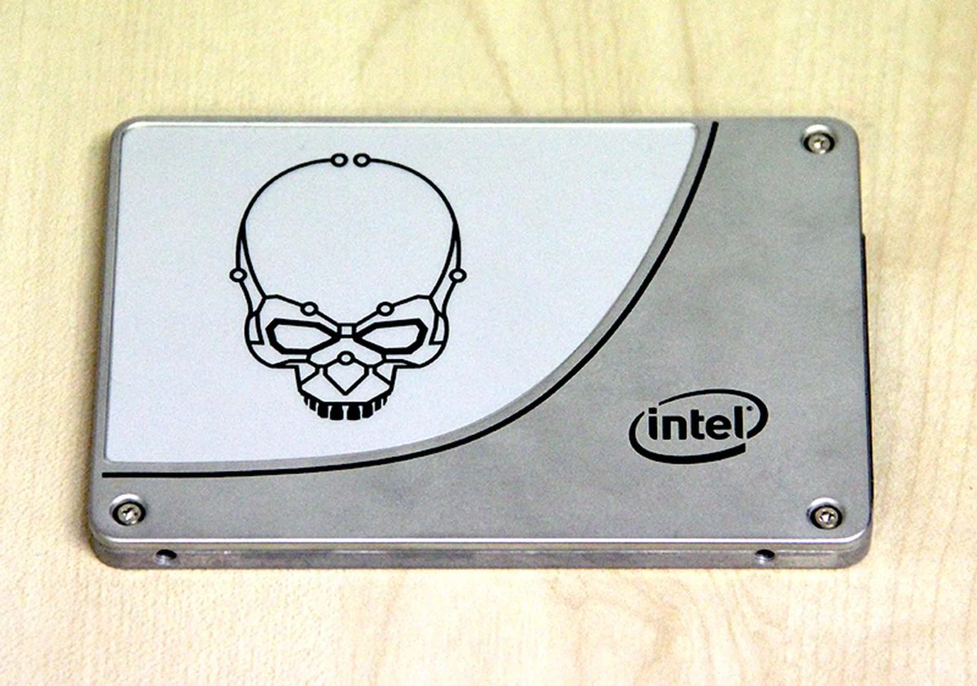 The Intel SSD 730 Series looks industrial and has a logo of a skull emblazoned on the case, reminding us of Intel's older Skulltrail platform.