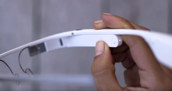 The Google Glass EE has hinges, which allows it to be folded. Image Source: 9to5Google