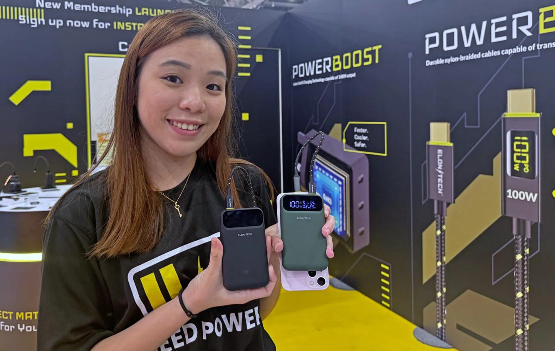 The new powerbank comes in two colours, Black (left) and Green (right). Photo: HWZ.