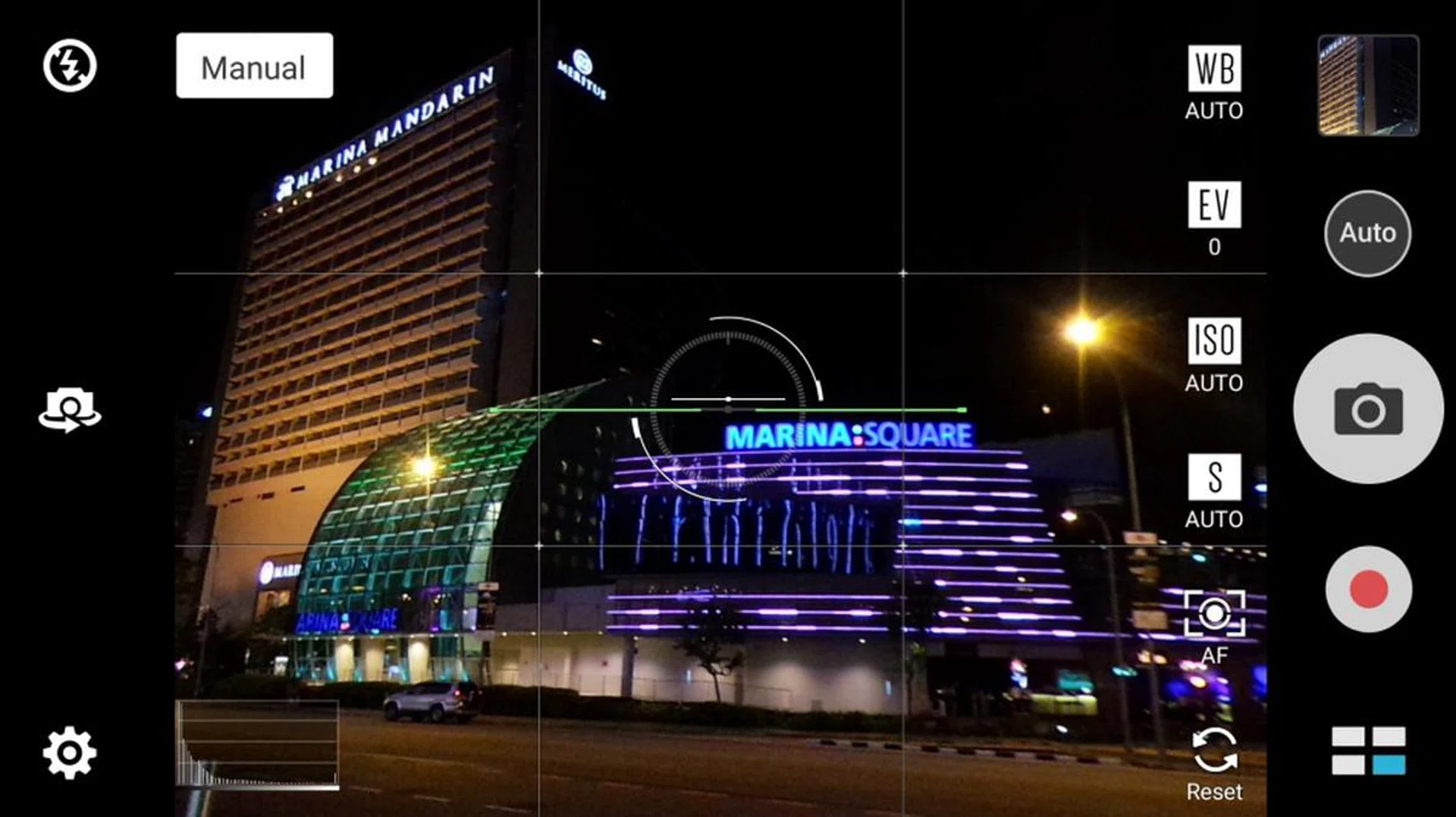 Notice how you can control the white balance, exposure, ISO, shutter speed and focus in Manual mode on the ASUS ZenFone Zoom.