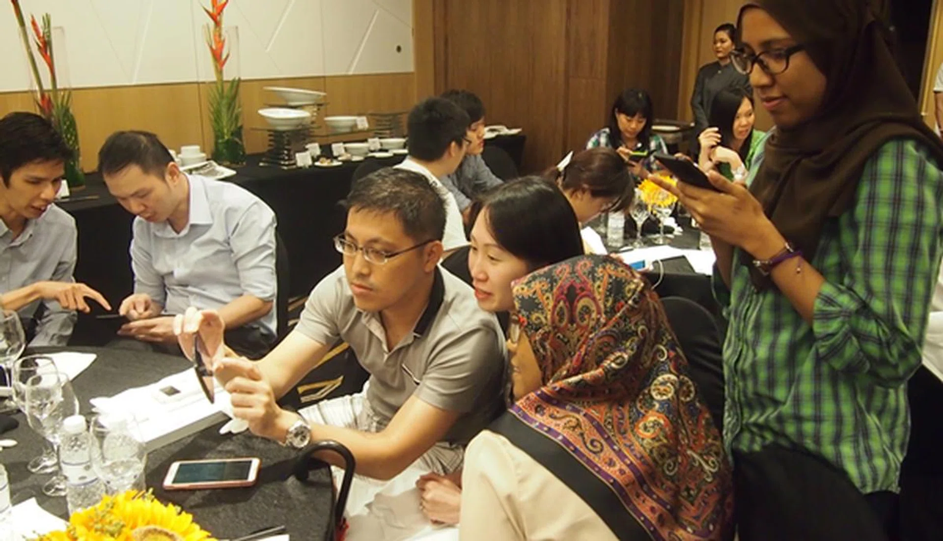 Attendees shared tips among themselves on using the ASUS ZenFone 5.