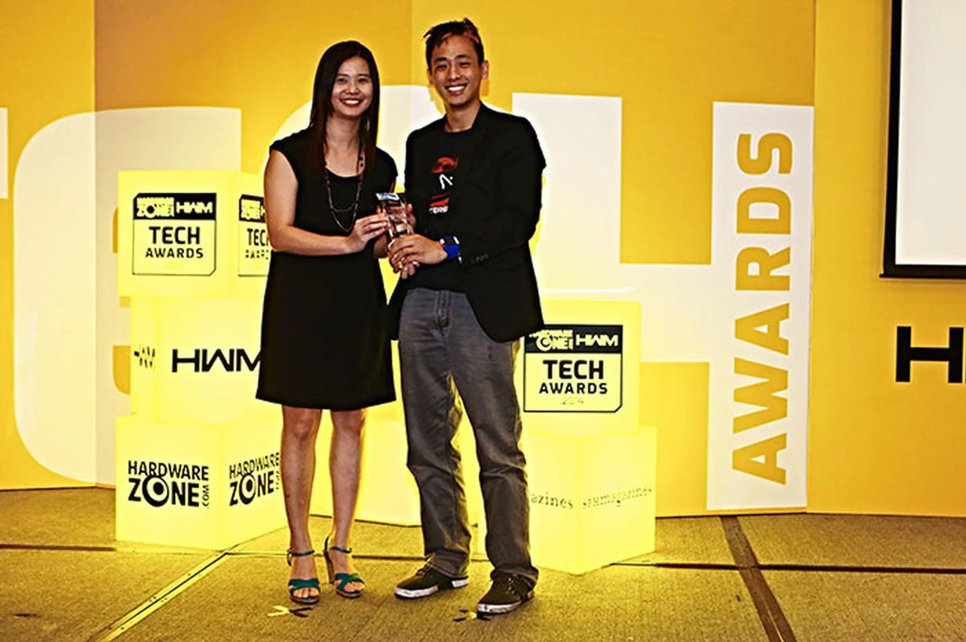 Here's Mr. Joseph Wee, Marketing Manager for local outfit Aftershock, receiving the trophy from the hands of Ms. Pang Lee Cheng. Aftershock took home two Editor's Choice awards for Best Enthusiast Gaming Notebook (Aftershock Titan) and Best Portable Gaming Notebook (Aftershock XG13).