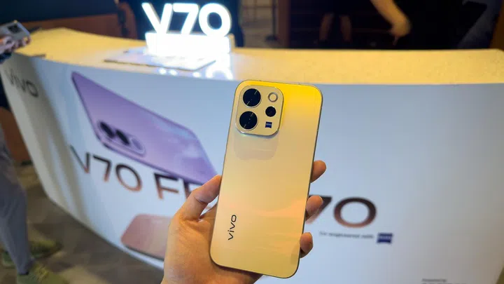 Vivo V70 in the Golden Hour colourway.
