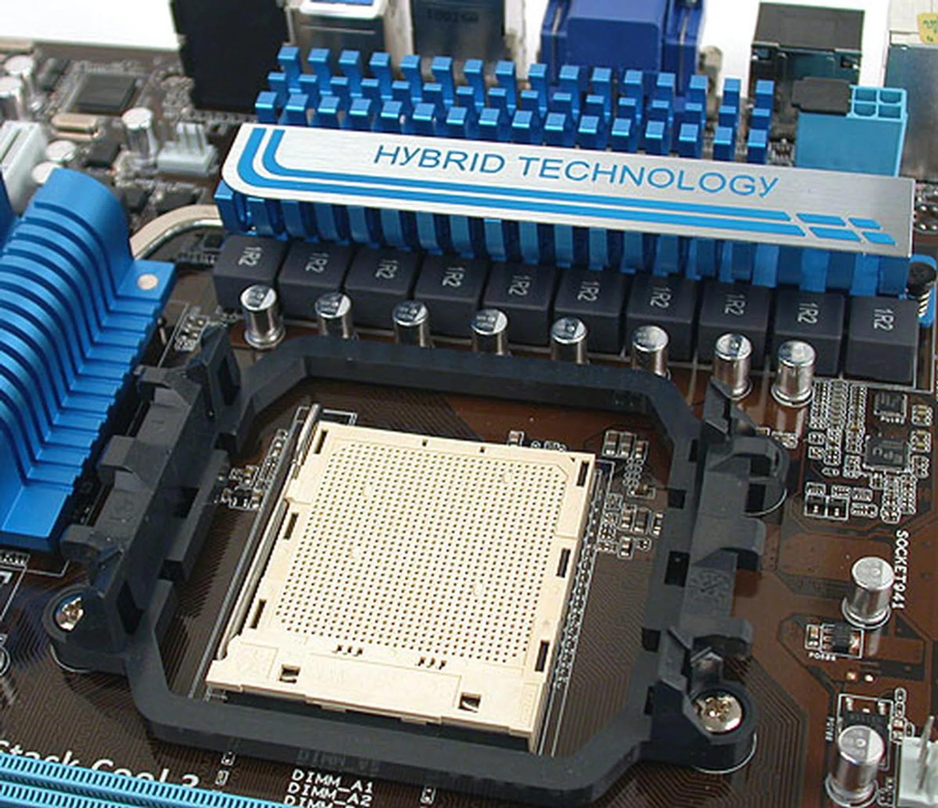 ASUS did have decently sized passive heatsinks near the CPU power delivery zone to ensure that all the components are running healthy and cool. We could have used a bit more distance between the left heatsink and the CPU socket here.