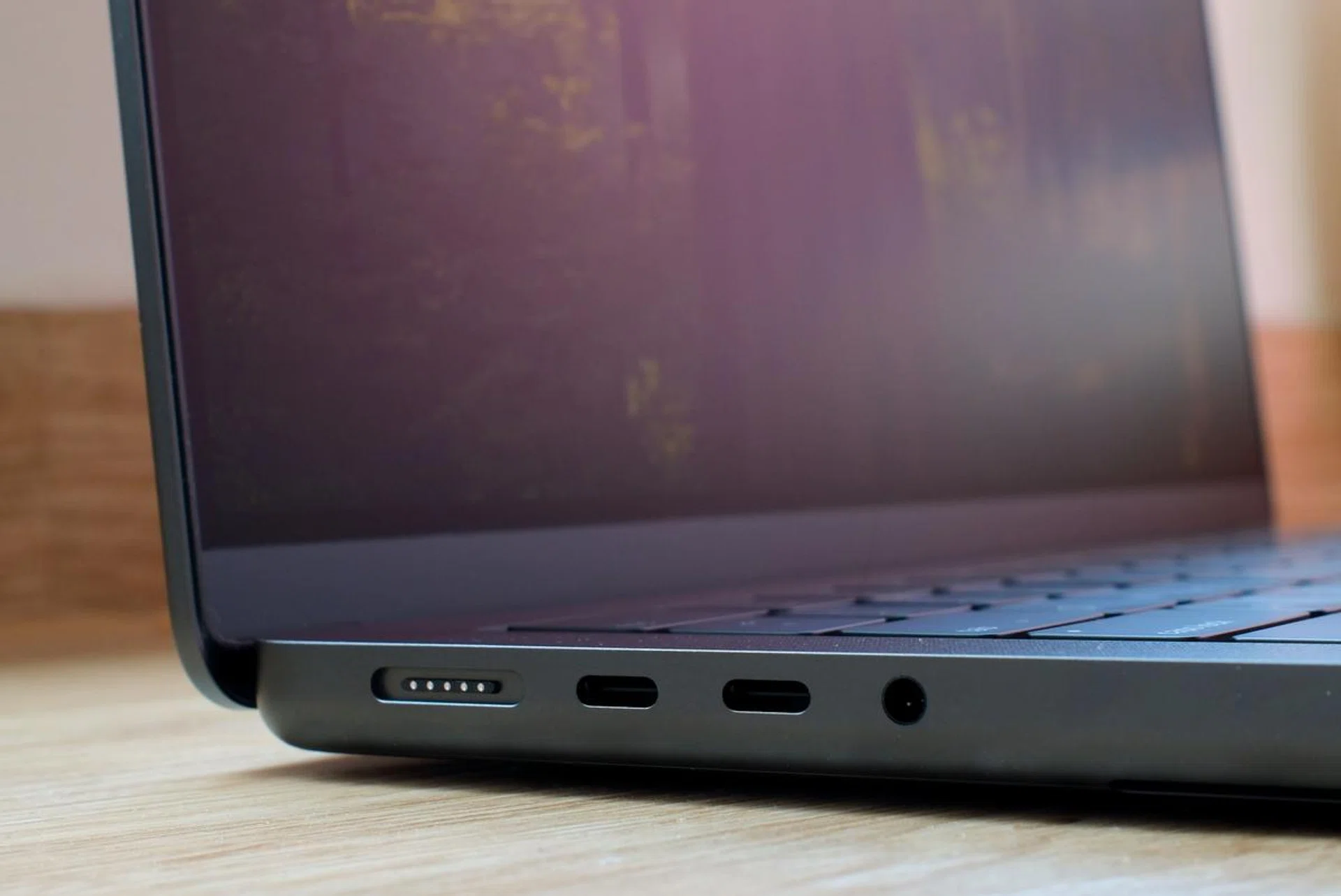 The USB-C ports of the models with the M4 Pro and M4 Max chips will support Thunderbolt 5. Photo: HWZ