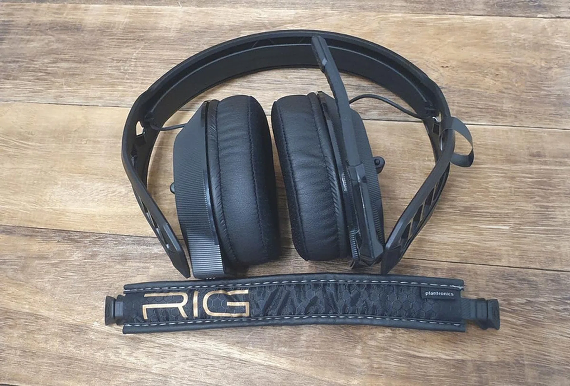 This is what the headset looks like when you pop off the ear cups and headband.