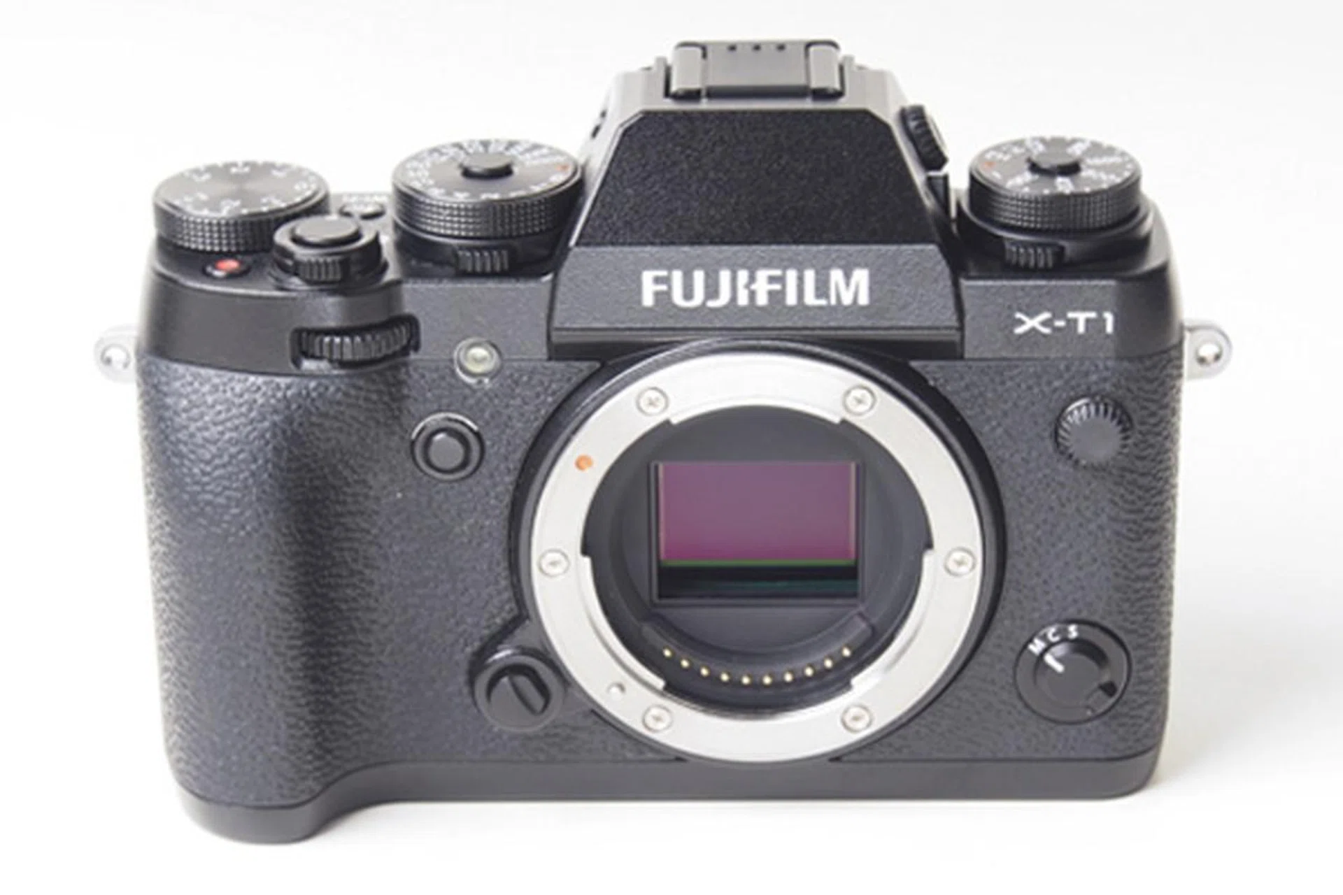 The X-T1 has an APS-C "X-Trans CMOS II" sensor with an effective resolution of 16 megapixels.