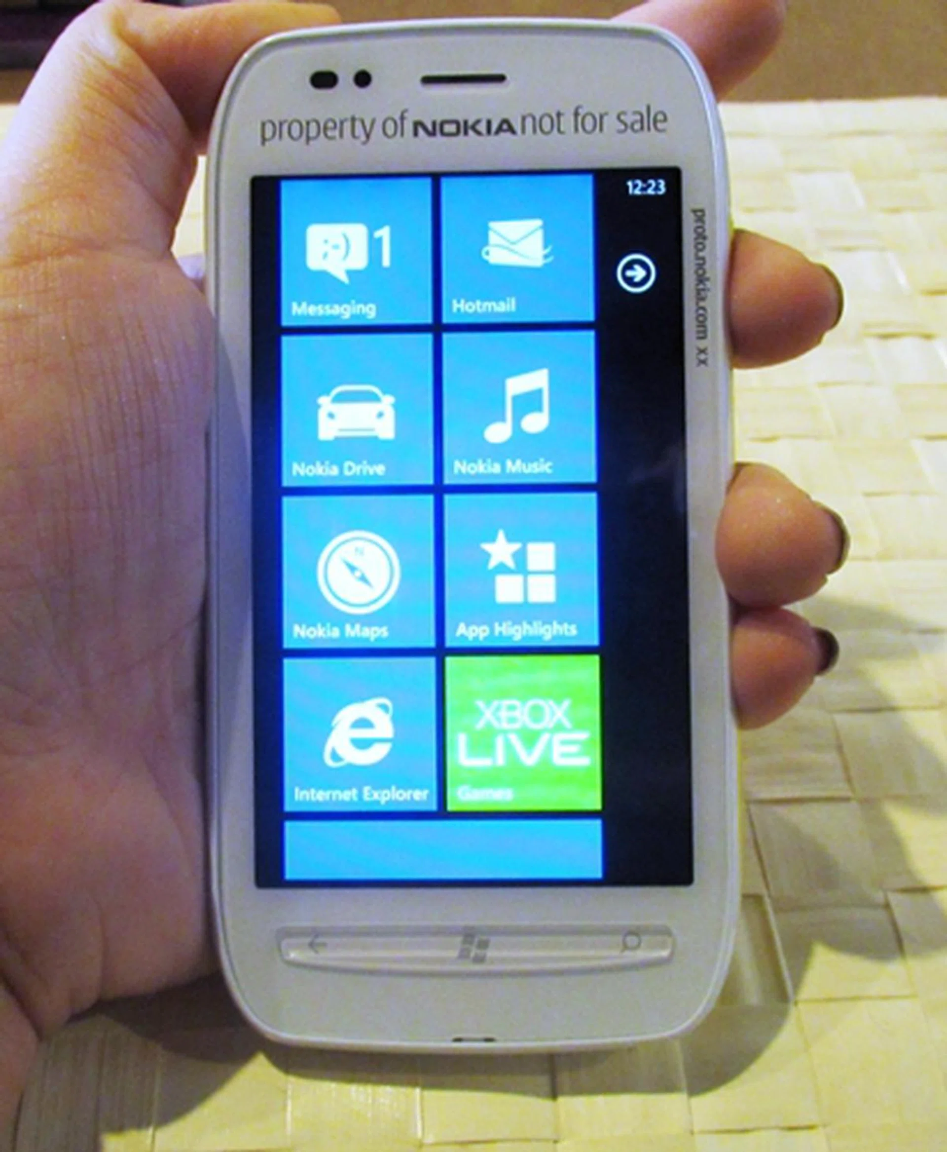 Its contoured corners makes the Lumia 710 easy to grip. 