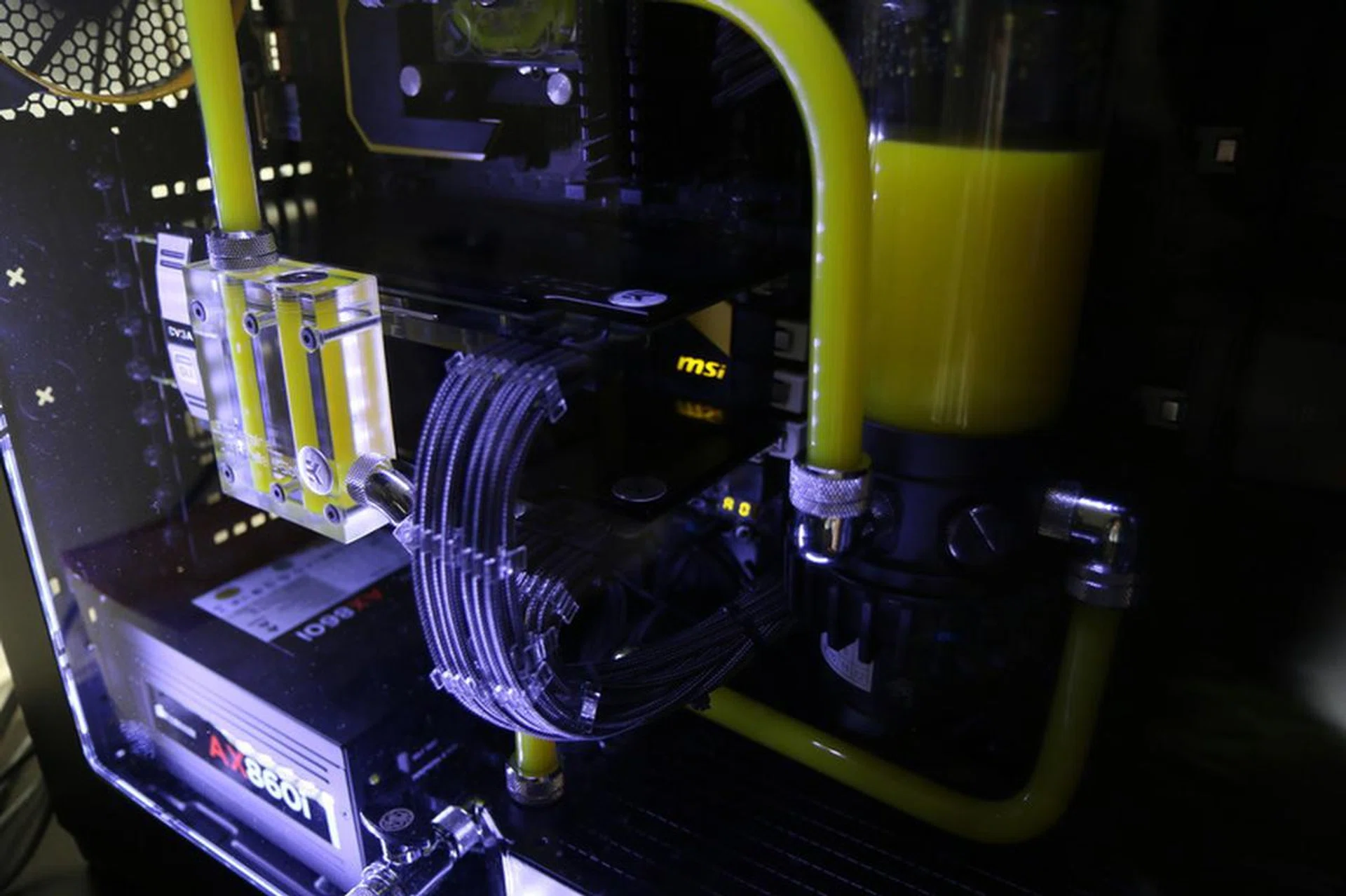 Yellow may not be your first choice when it comes to deciding on a build color, but it certainly looks pretty good here. The clear acrylic blocks, metallic silver fittings, and transparent tubing all gel together extremely well. This rig is running an MSI Z97 MPower Max board with an Intel Core i5-4670K processor and dual MSI GeForce GTX 970 Gaming cards in SLI. (Image Source: gaoxing84)