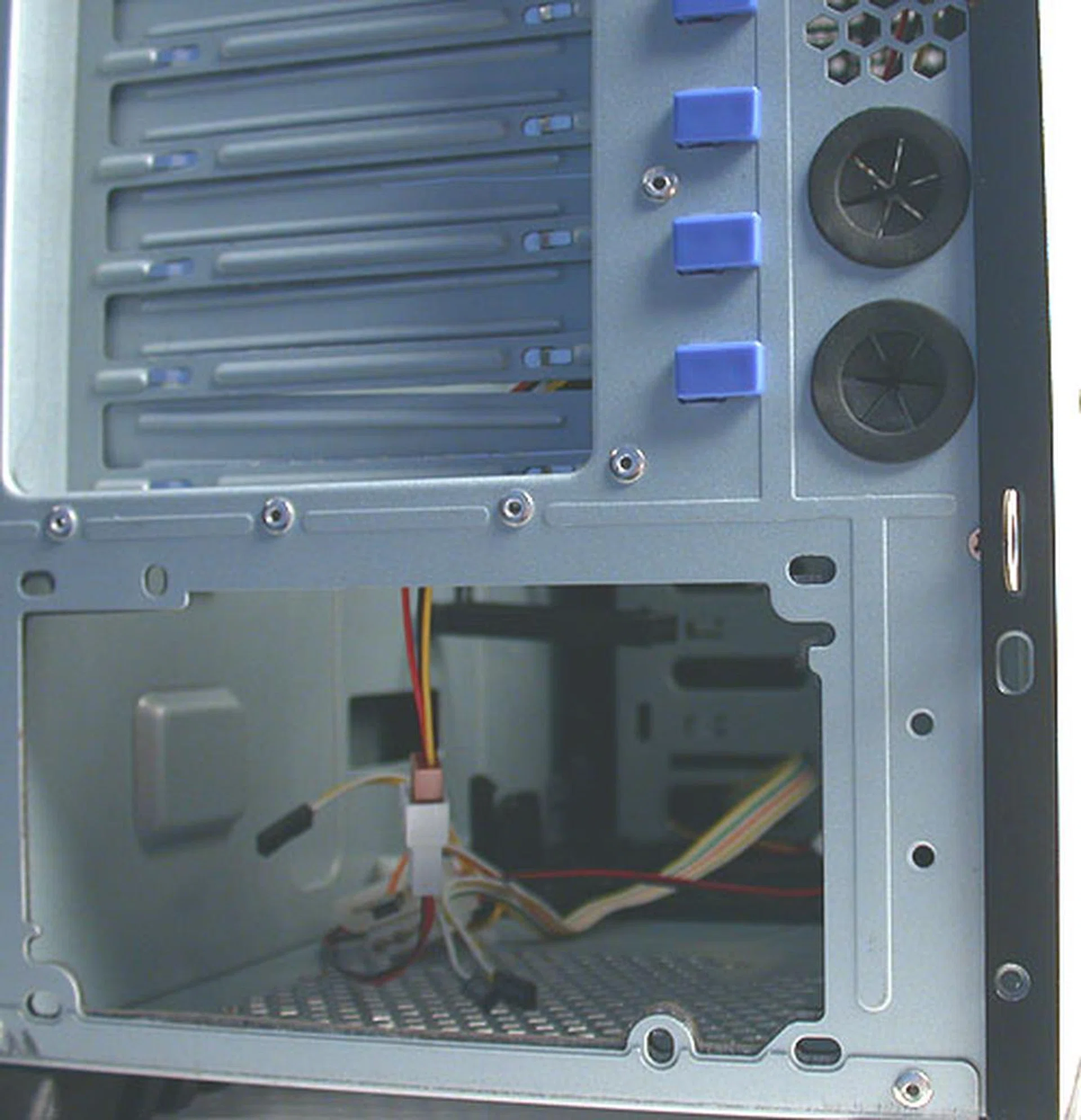 Despite its many options for fans, the CM 690 has not forgotten those using liquid cooling. These two grommets are meant for liquid cooling tubes to exit the chassis to an external radiator for example.